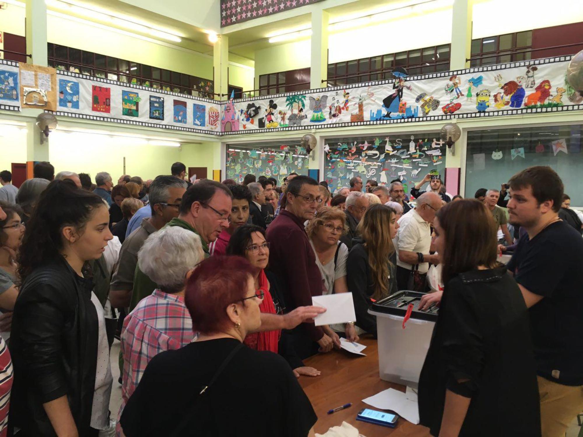 Votación en el referéndum en el colegio Tomás Moro en Barcelona