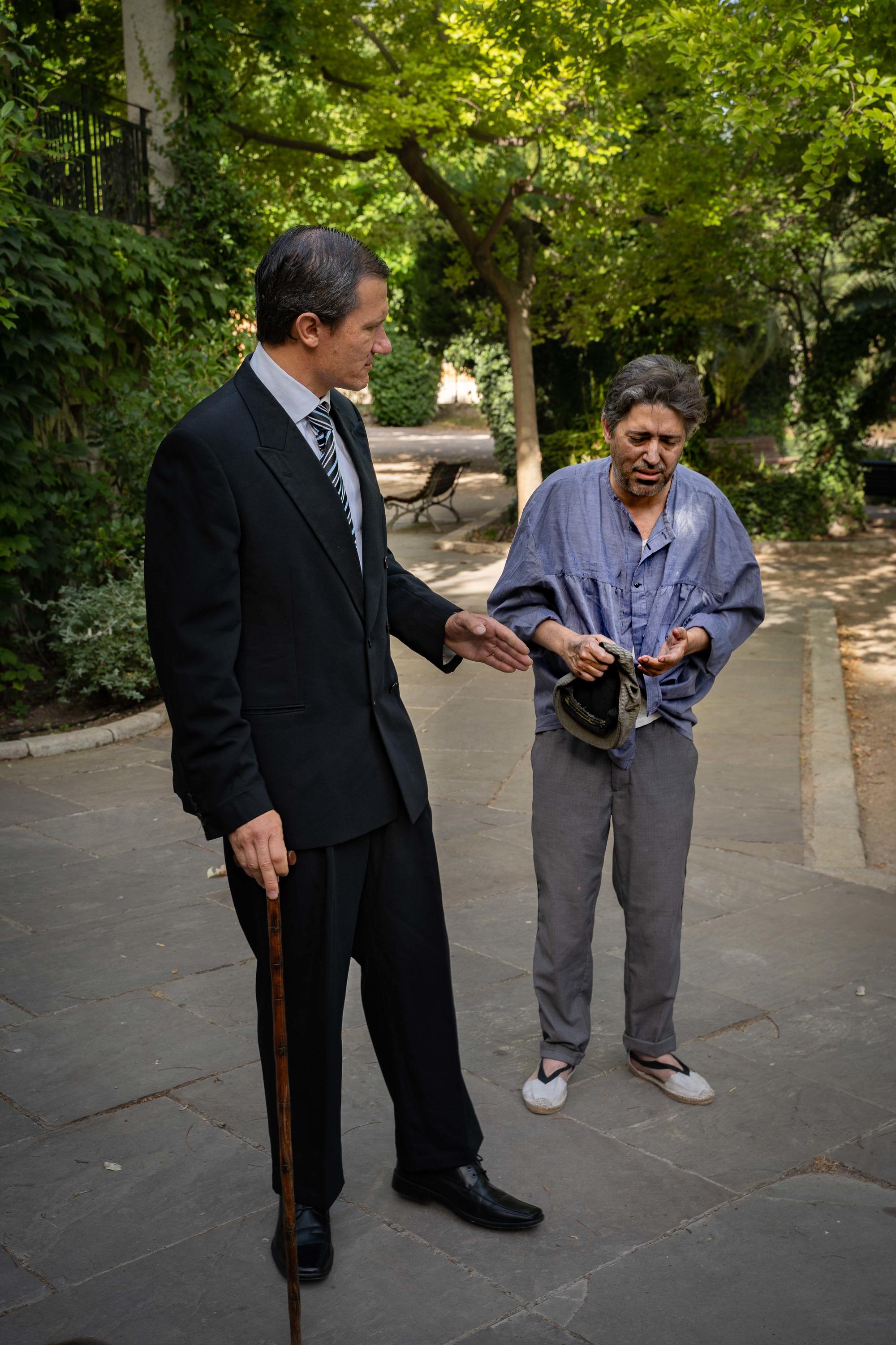 Els actors Carles Miralles i Jordi Carbonell realitzant la visita teatralitzada durant el 150 aniversari de la Revolució del Petroli