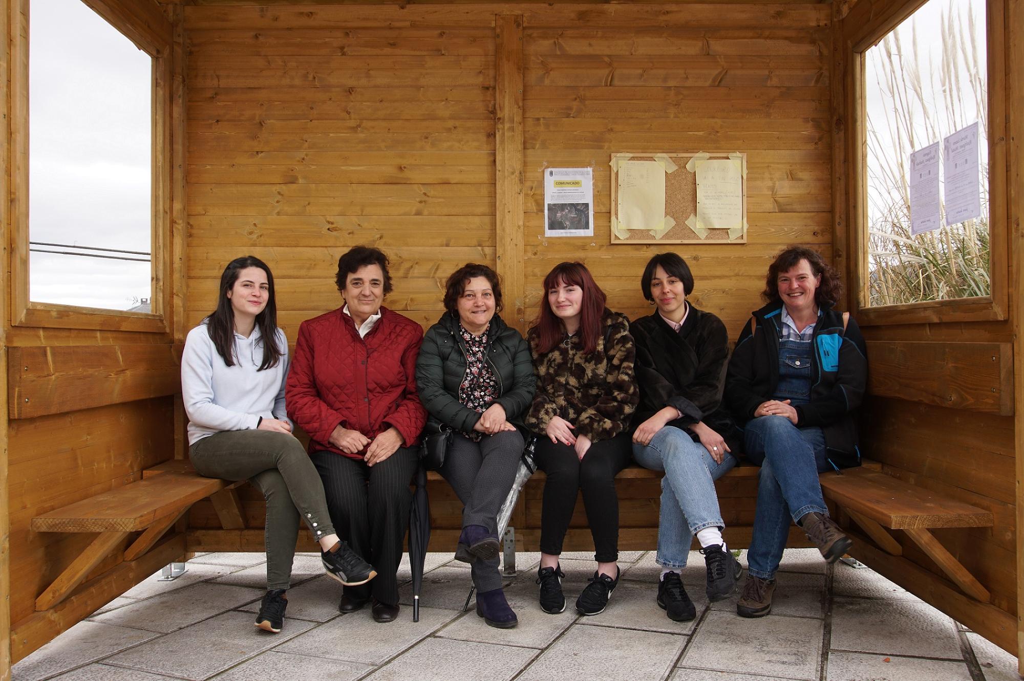 Veciñas de Loureiro na marquesina da aldea