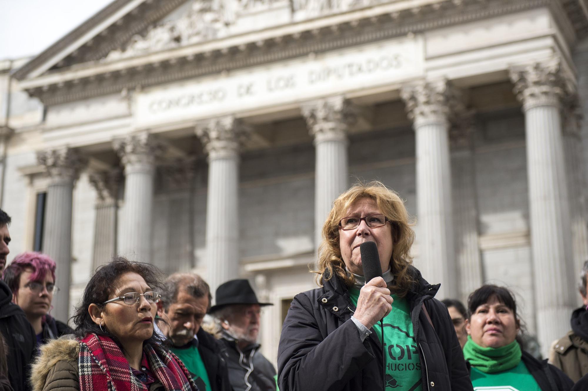 Rueda de prensa de la PAH y los sindicatos de inquilinos frente al Congreso