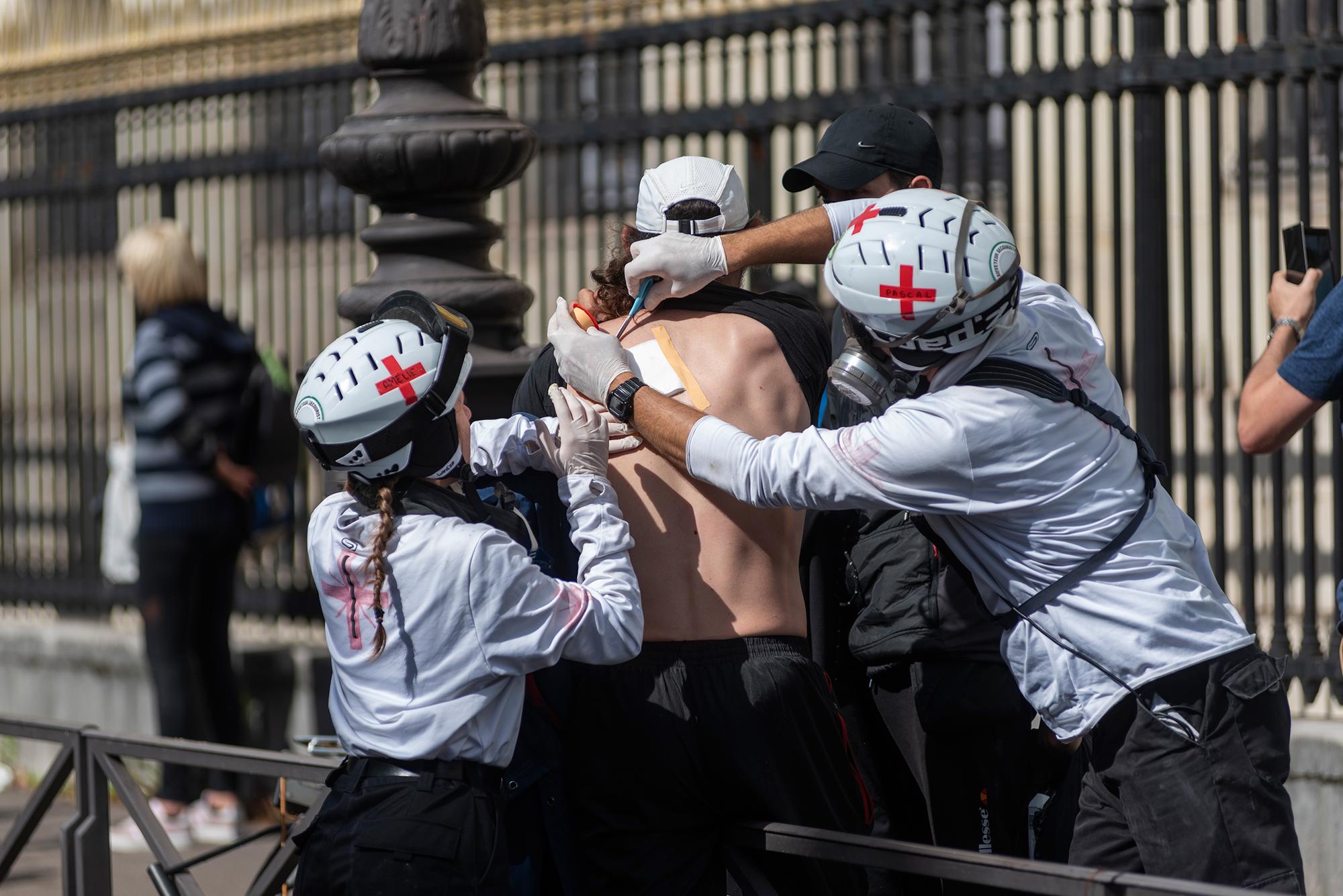 La policía francesa convierte una manifestación en defensa de la sanidad en una batalla campal - 11