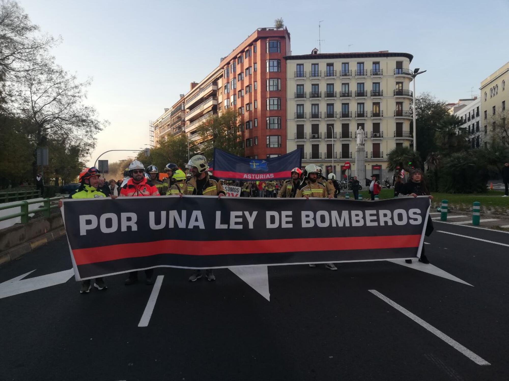Movilización de bomberos para exigir una ley marco que regule la coordinación entre servicios de urgencia y bomberos de todo el Estado.