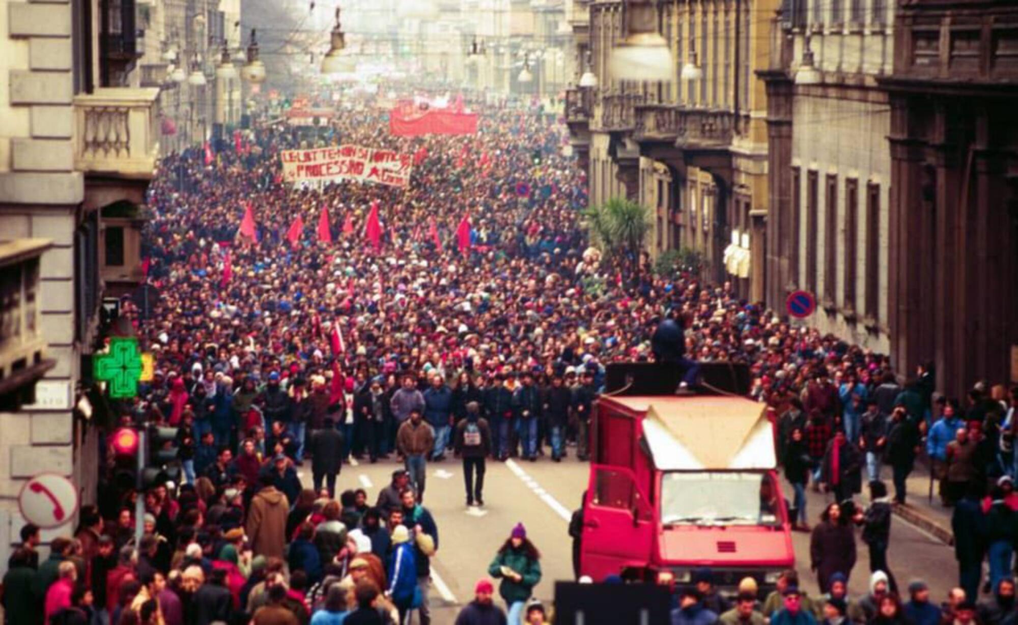 Manifestación en Milán tras el registro del centro social Leoncavallo en 1995.