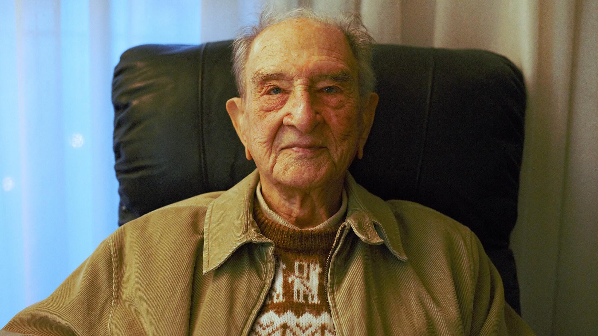 Nicolás Sánchez-Albornoz, en el salón de su casa