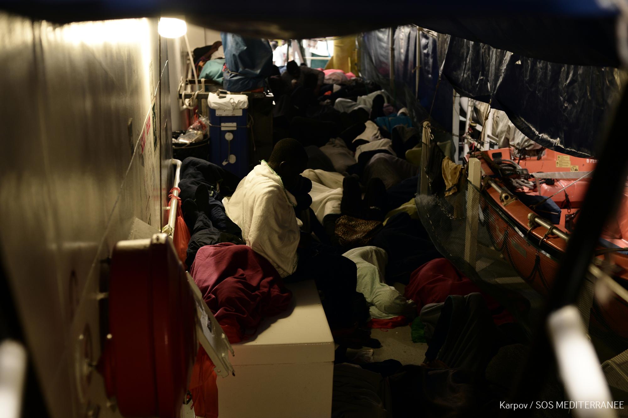 629 personas permanecen hacinadas en la cubierta del Aquarius esperando que les asignen un puerto seguro