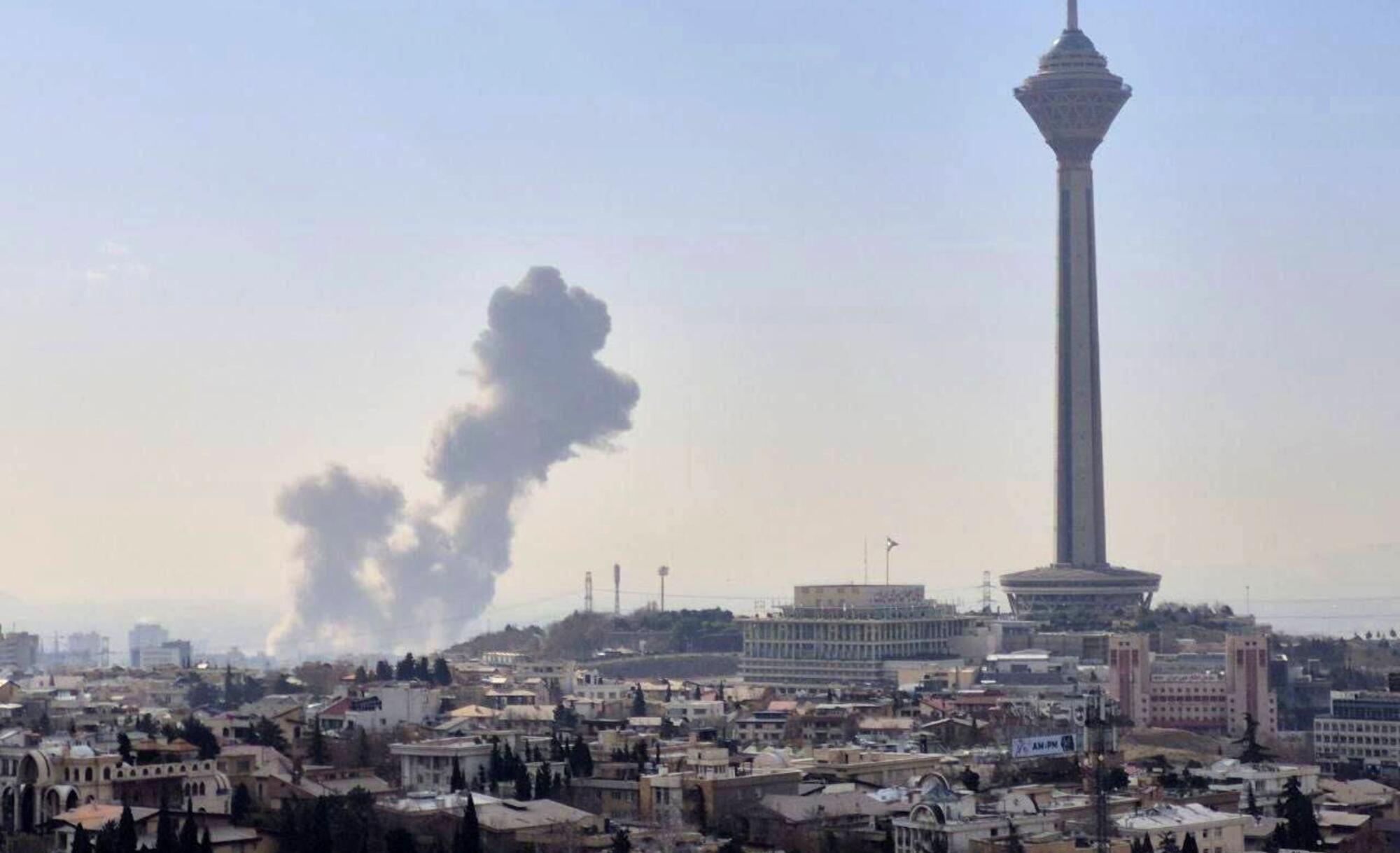 Columnas de humo en Teherán tras los ataques de EEUU e Israel a la capital iraní.