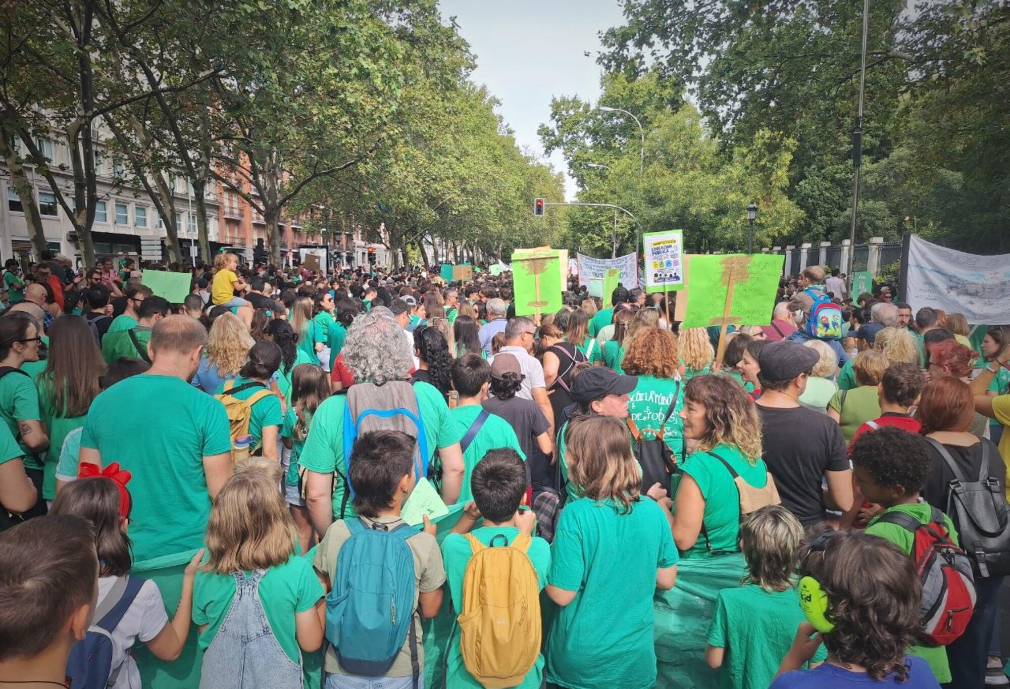 Más de diez mil personas salen a la calle para defender la educación pública frente a los ataques del Gobierno regional de Ayuso.