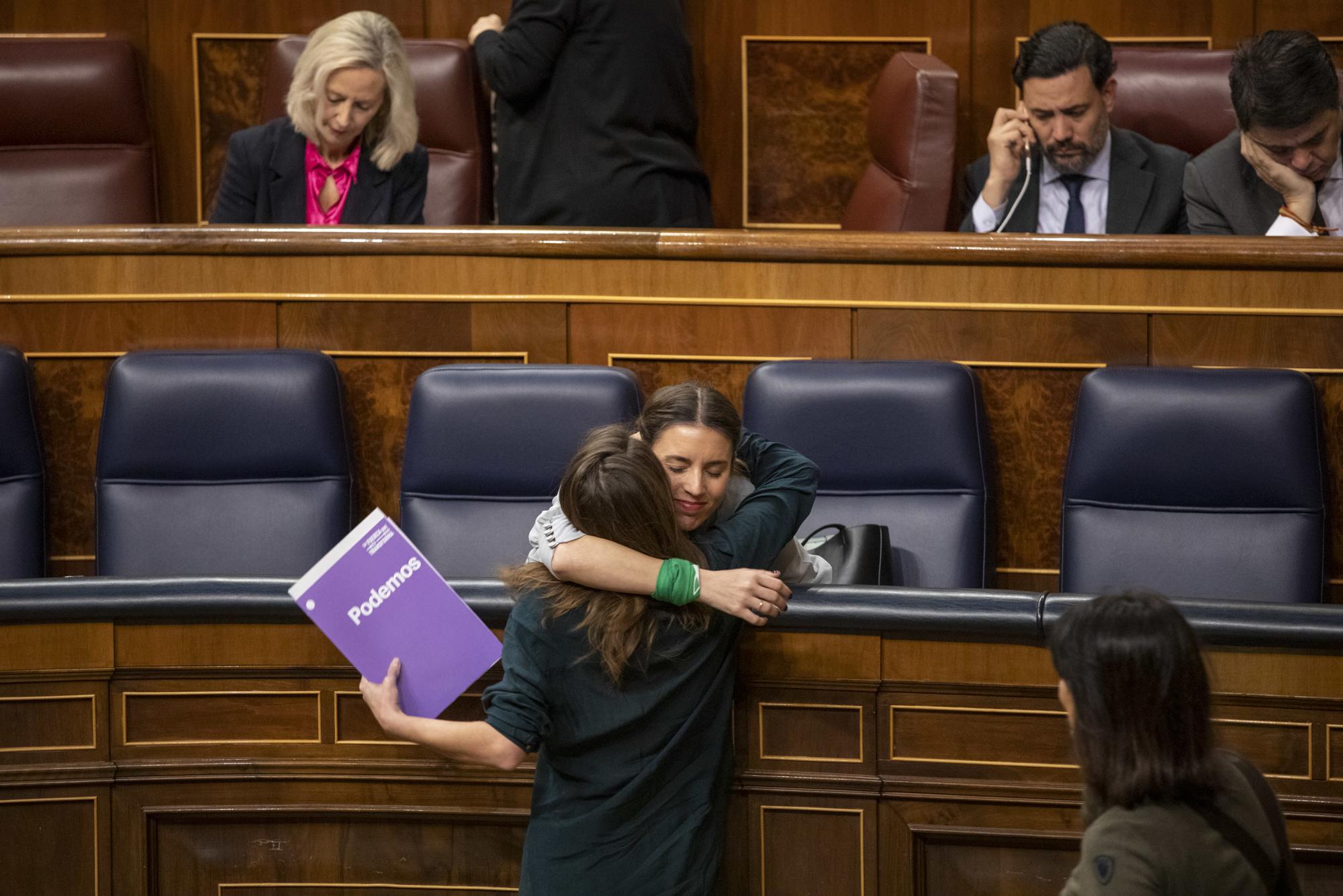 Congreso votacion Ley trans reforma aborto - 3 Irene Montero Lucia Muñoz abrazo