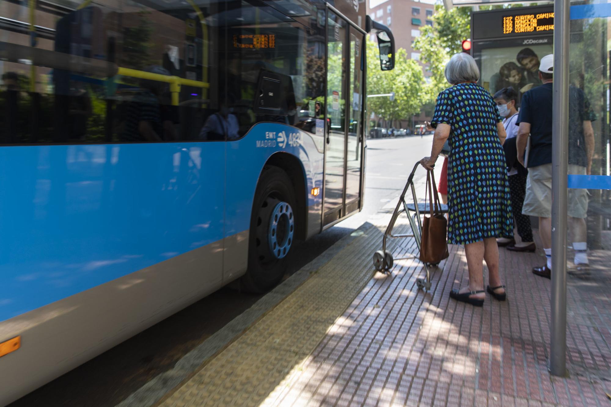 Mujer autobus dependencia