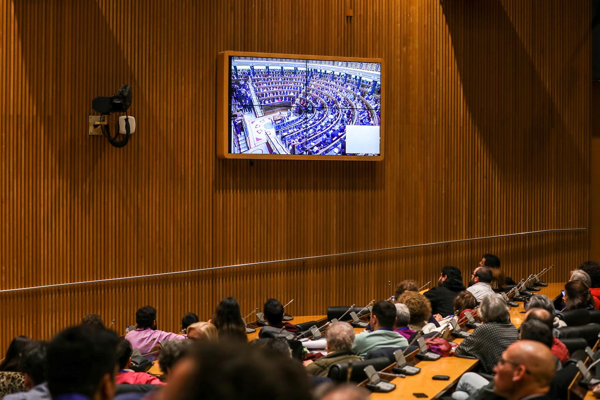 Los periodistas siguen la sesión de investidura en la sala Ernest Lluch del Congreso de los Diputados - 5