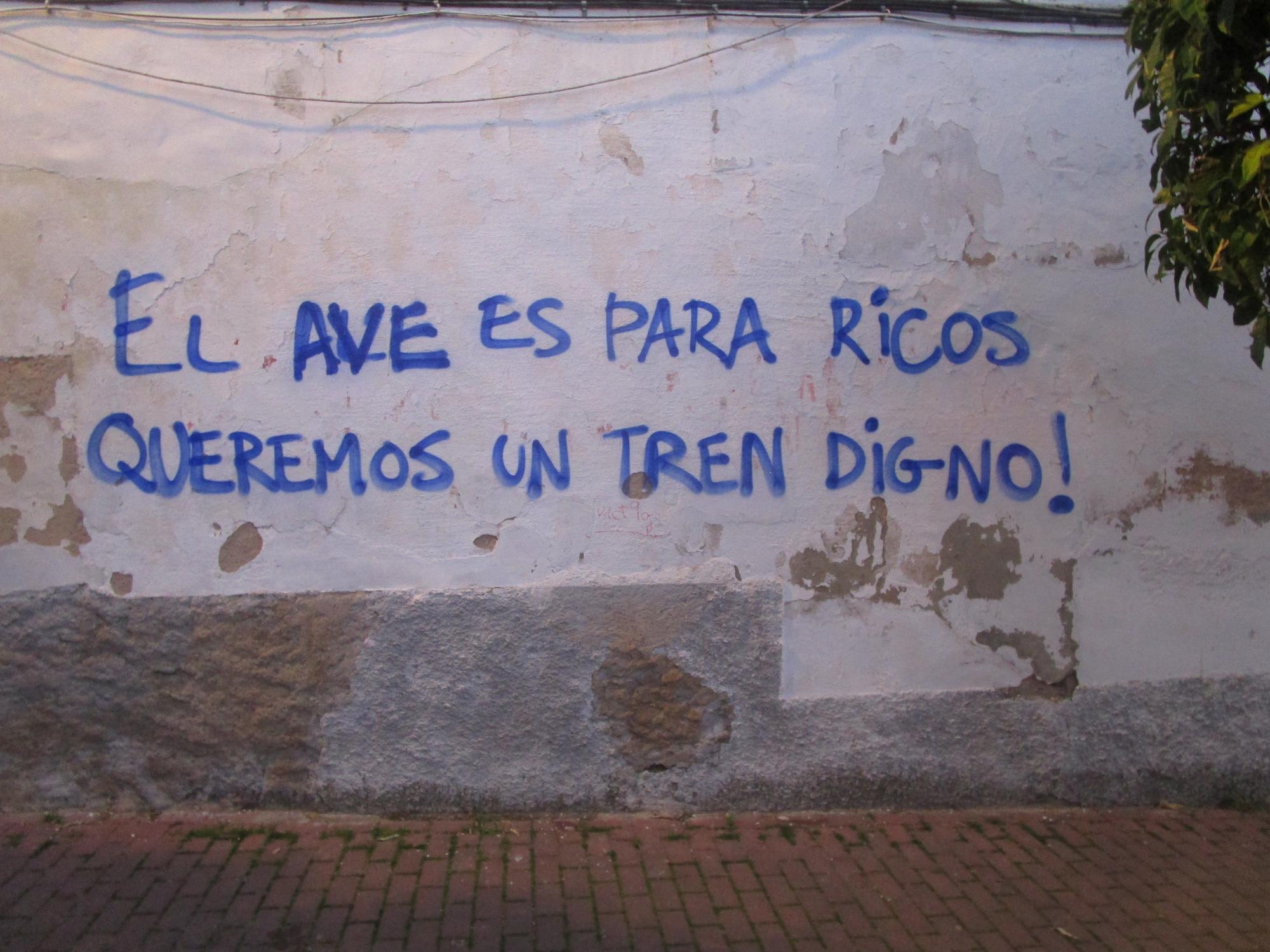 Pintada contra el AVE. Alta velocidad Renfe