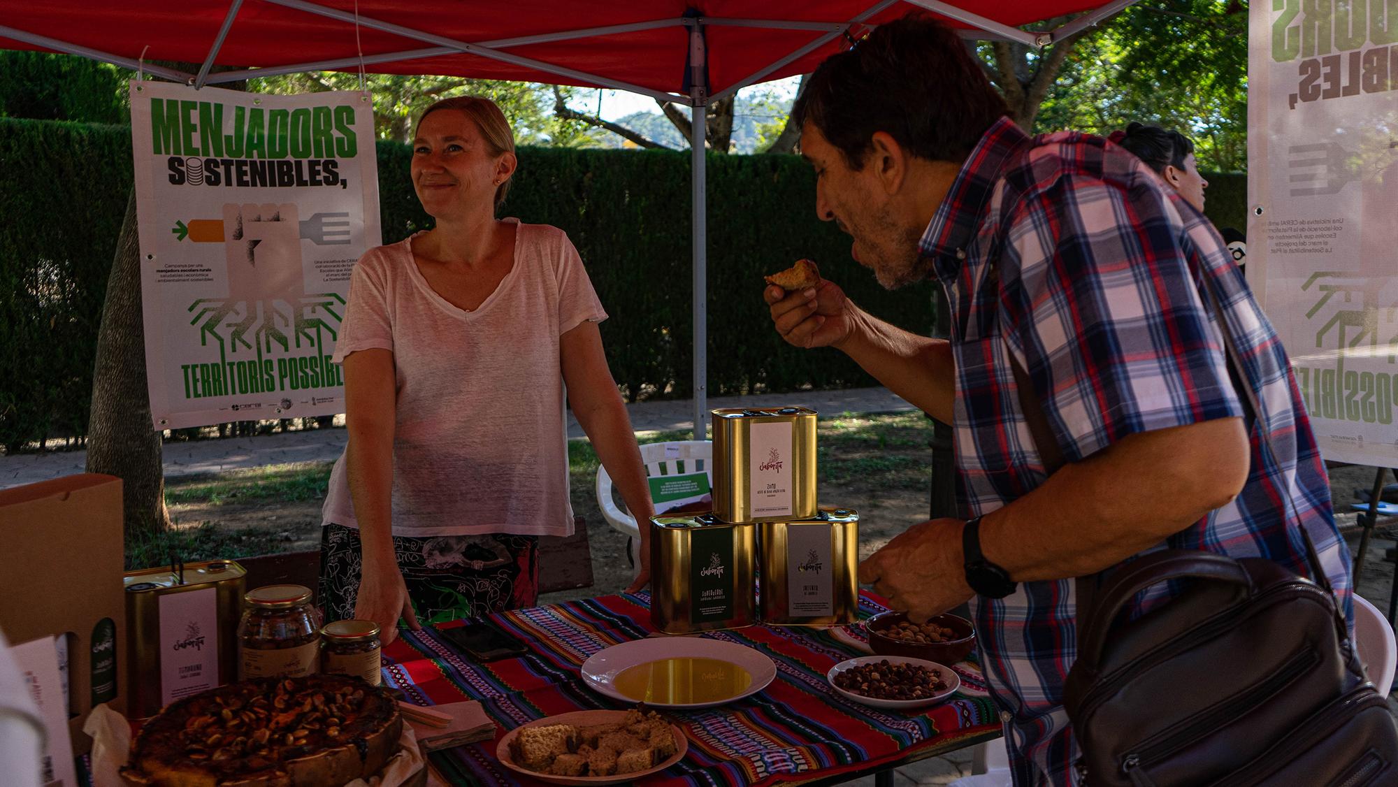 Claudia Flatten, socia de Saborita y madre de usuaria del comedor escolar de Viver (Alt Palància), durante la cata de productos locales