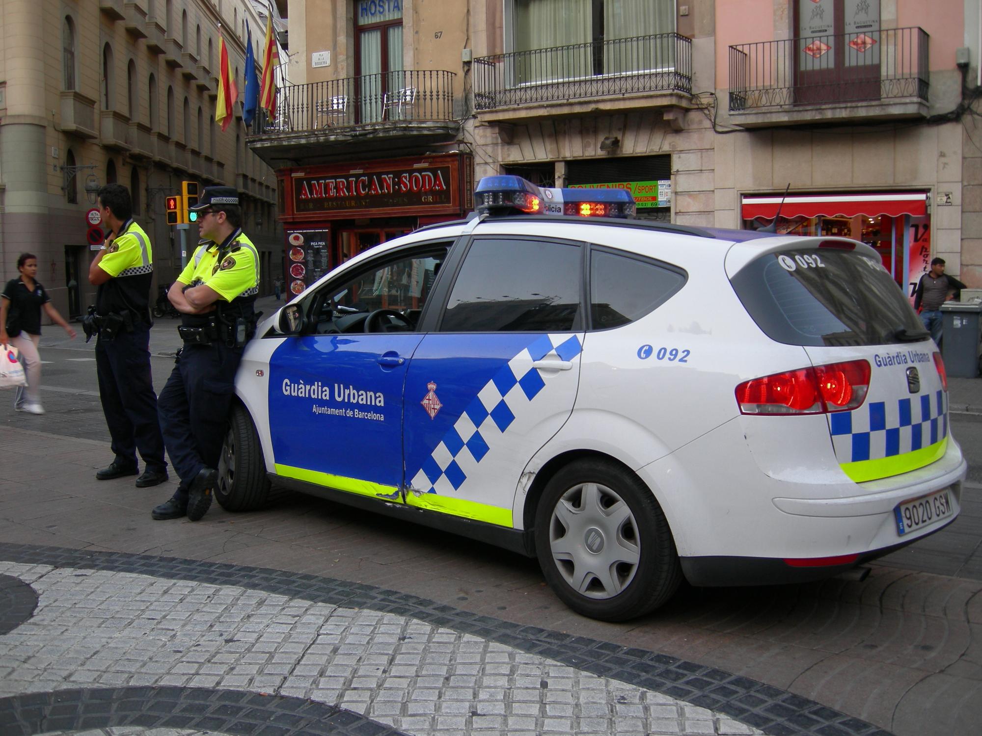Dos agentes de la Guardia Urbana de Barcelona en la Rambla
