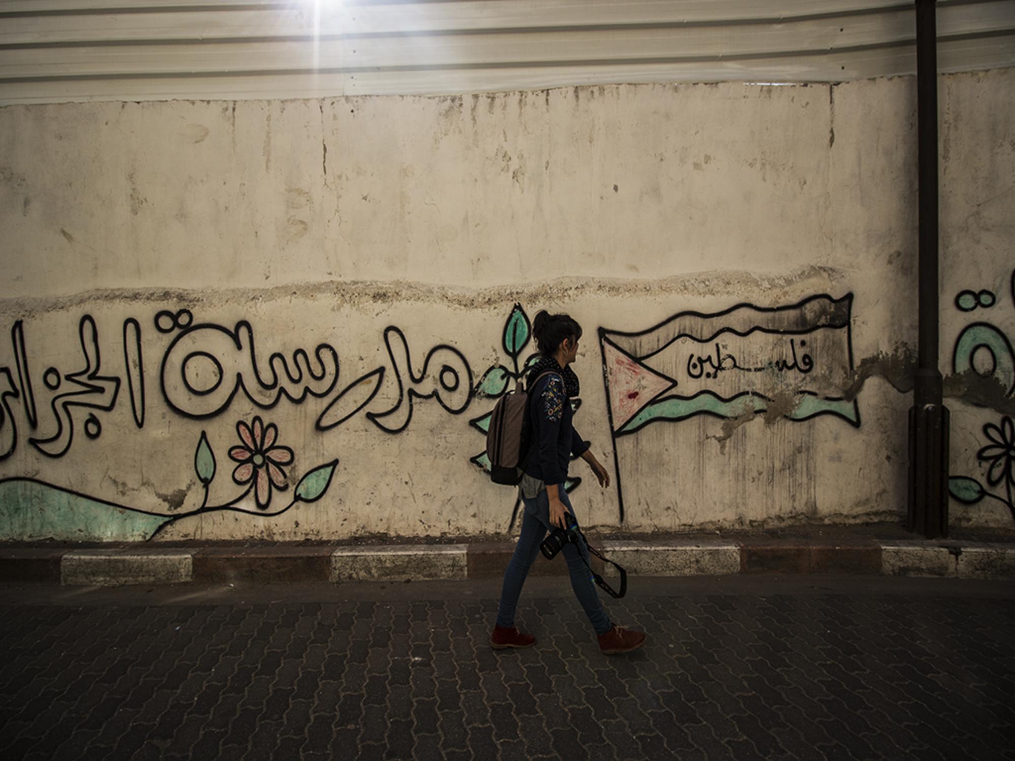 Lucía Muñoz por las calles de Hebrón, Palestina. 