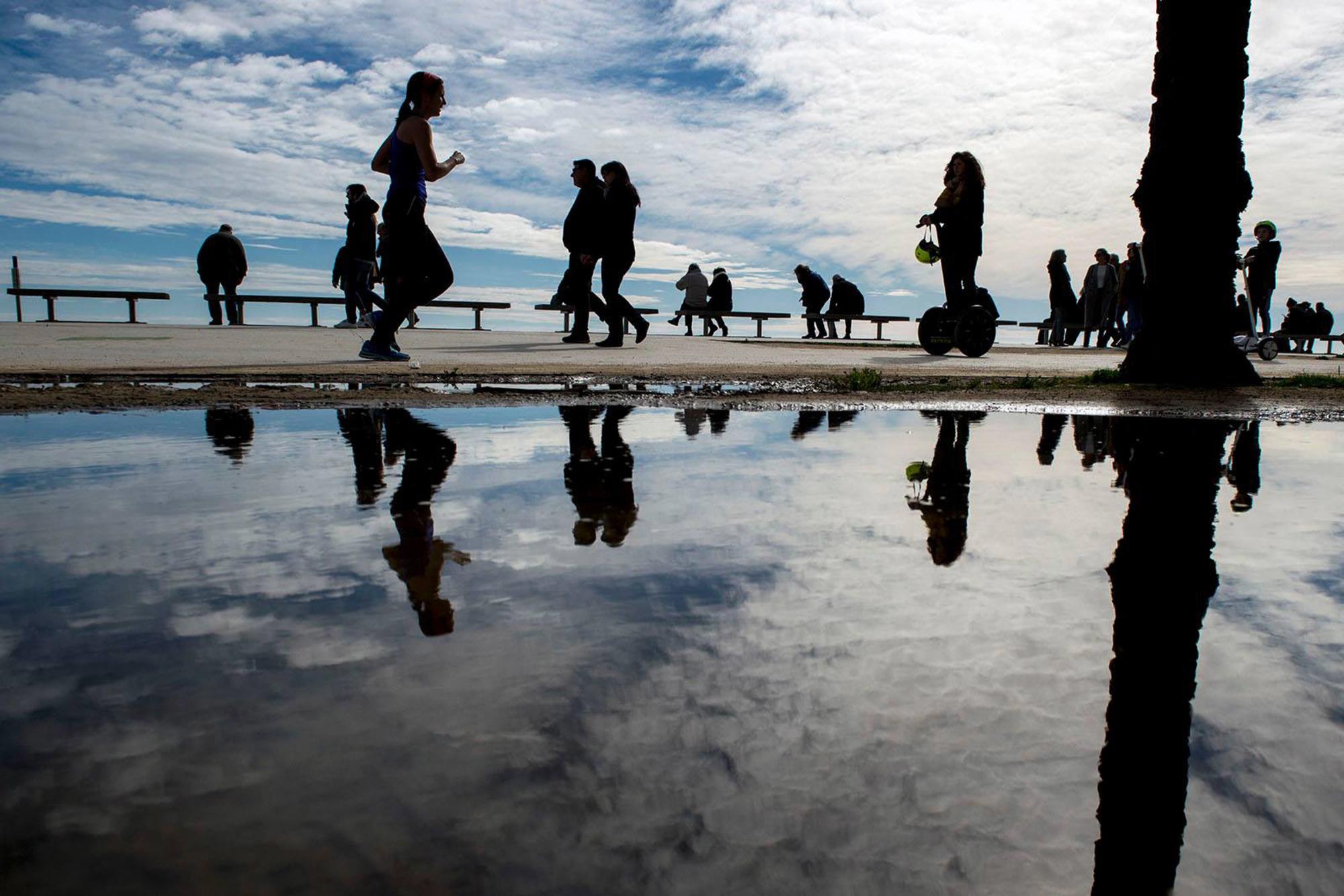 Felicidad en la playa de Bogatel en Barcelona