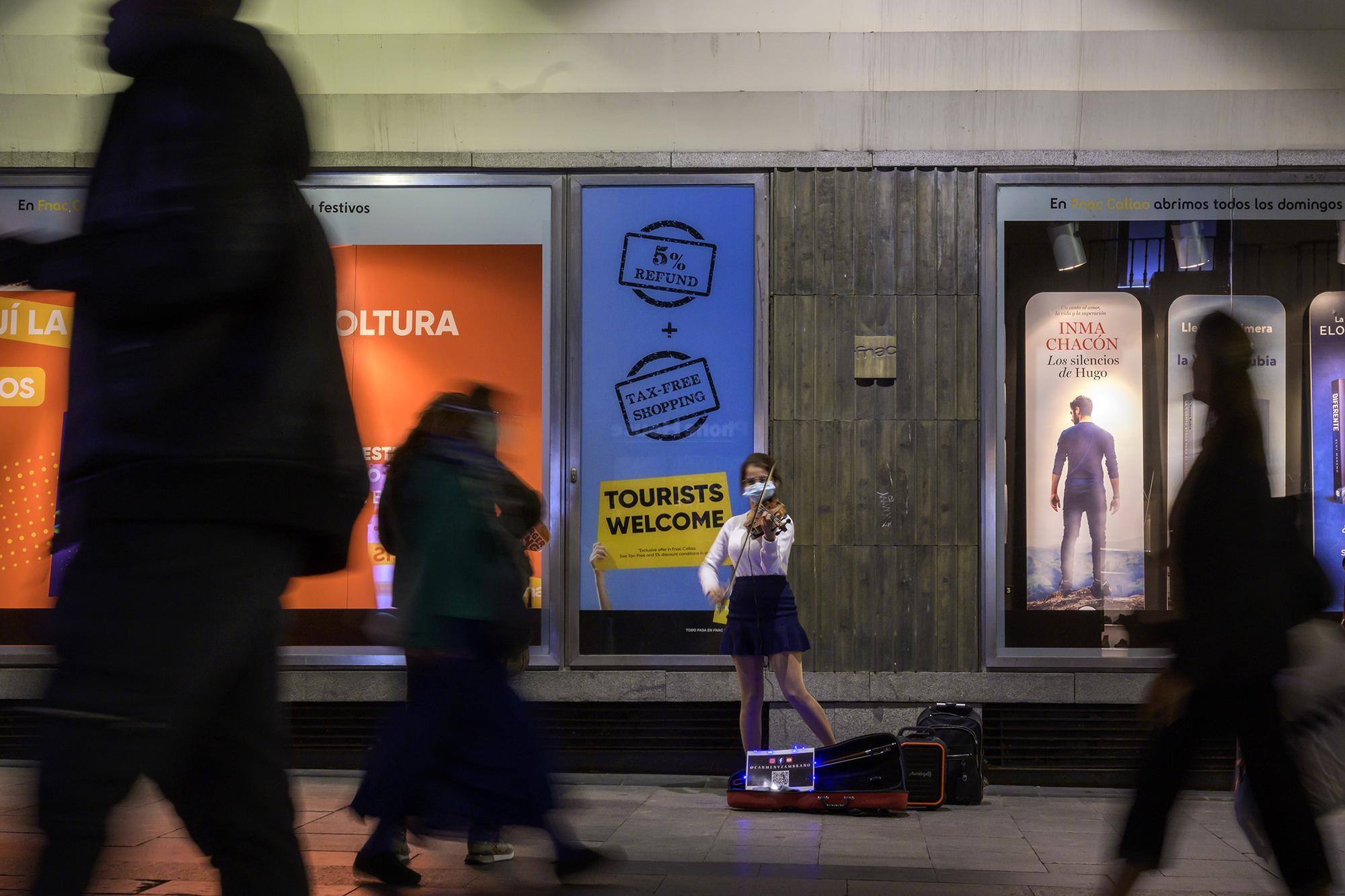 Violinista ambulante en la calle Preciados