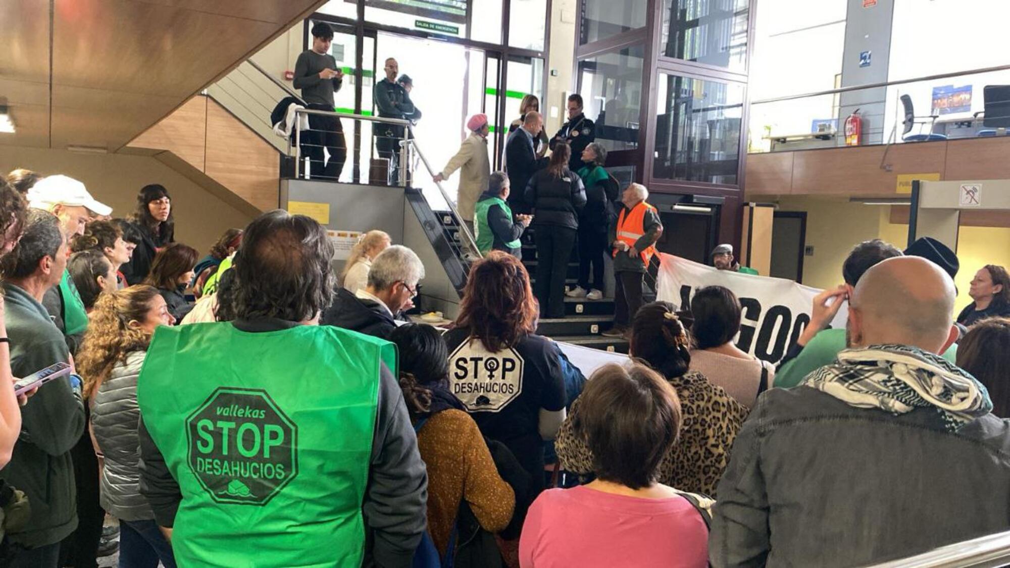 Activistas de la Plataforma de Afectados por la Hipoteca (PAH) ocupan la sede del Ministerio de Derechos sociales en Madrid.