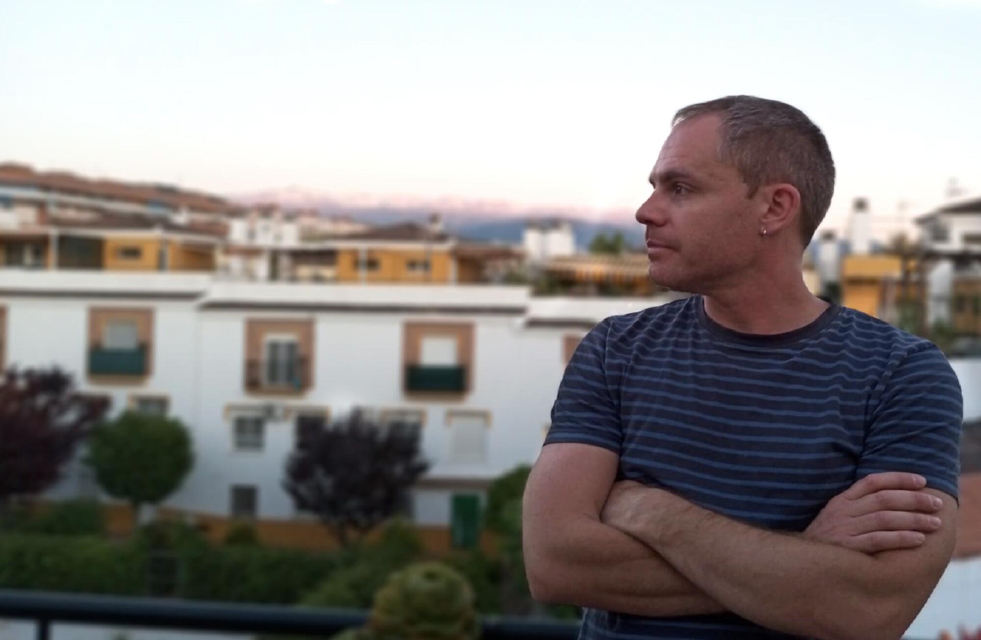El periodista Eduardo Pérez, autor de 'Contigo empezó todo', el primer volumen de El Salto Libros, donde relata 30 momentos estelares de la otra historia de España.