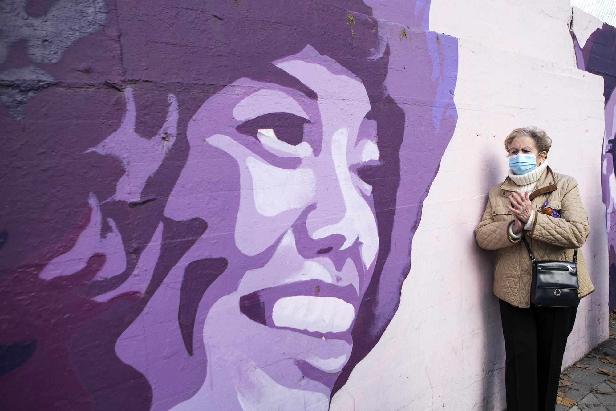 Concentración frente al mural feminista de La Concepción en protesta por su eliminación a propuesta de Vox. - 1