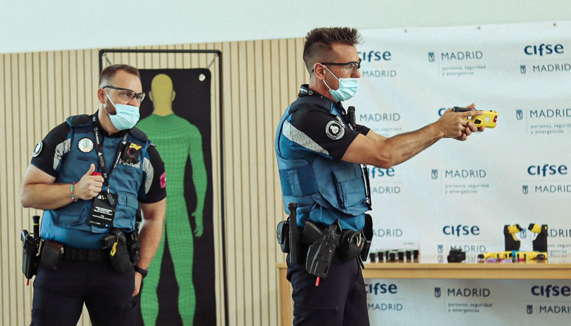 Policías Madrid pistola taser