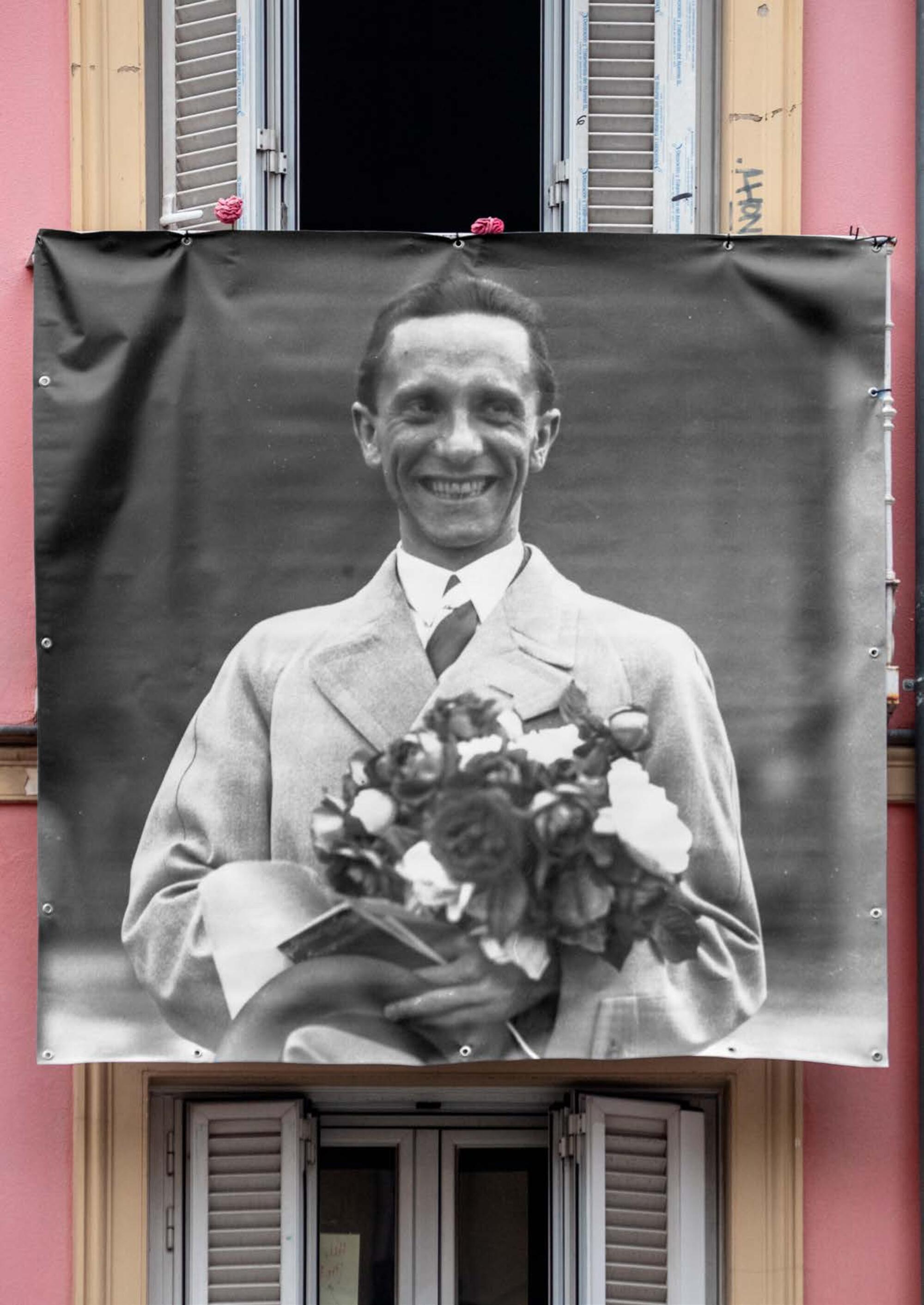 ‘Contra-Propaganda’, obra de Nuria Güell expuesta en la fachada del Centro Social Okupado La Rosa durante la exposición ‘Rabia mierda’ en noviembre de 2024