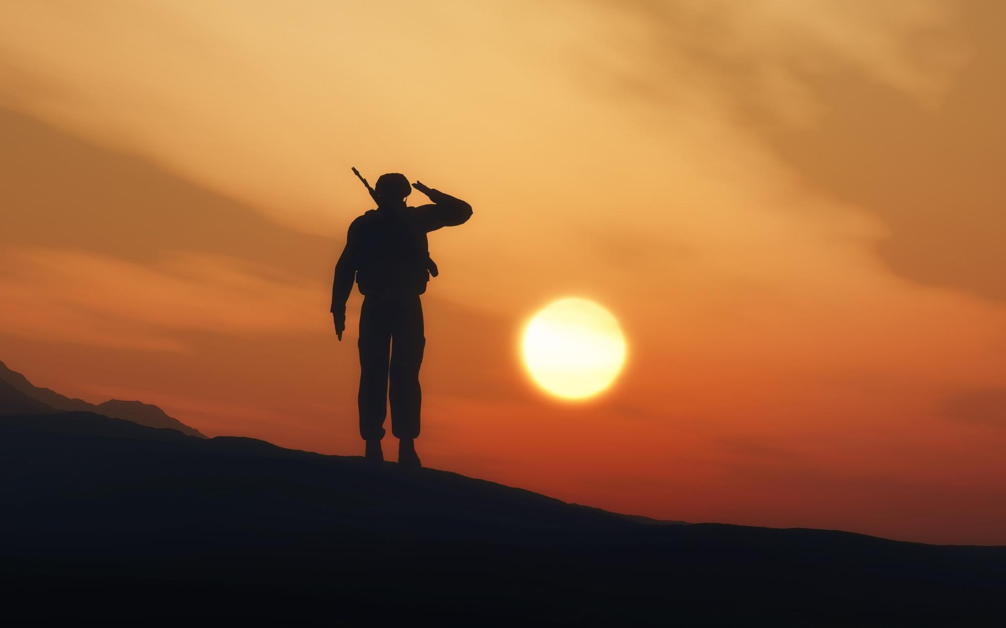 Soldado defendiendo a Occidente del sol que sale desde oriente