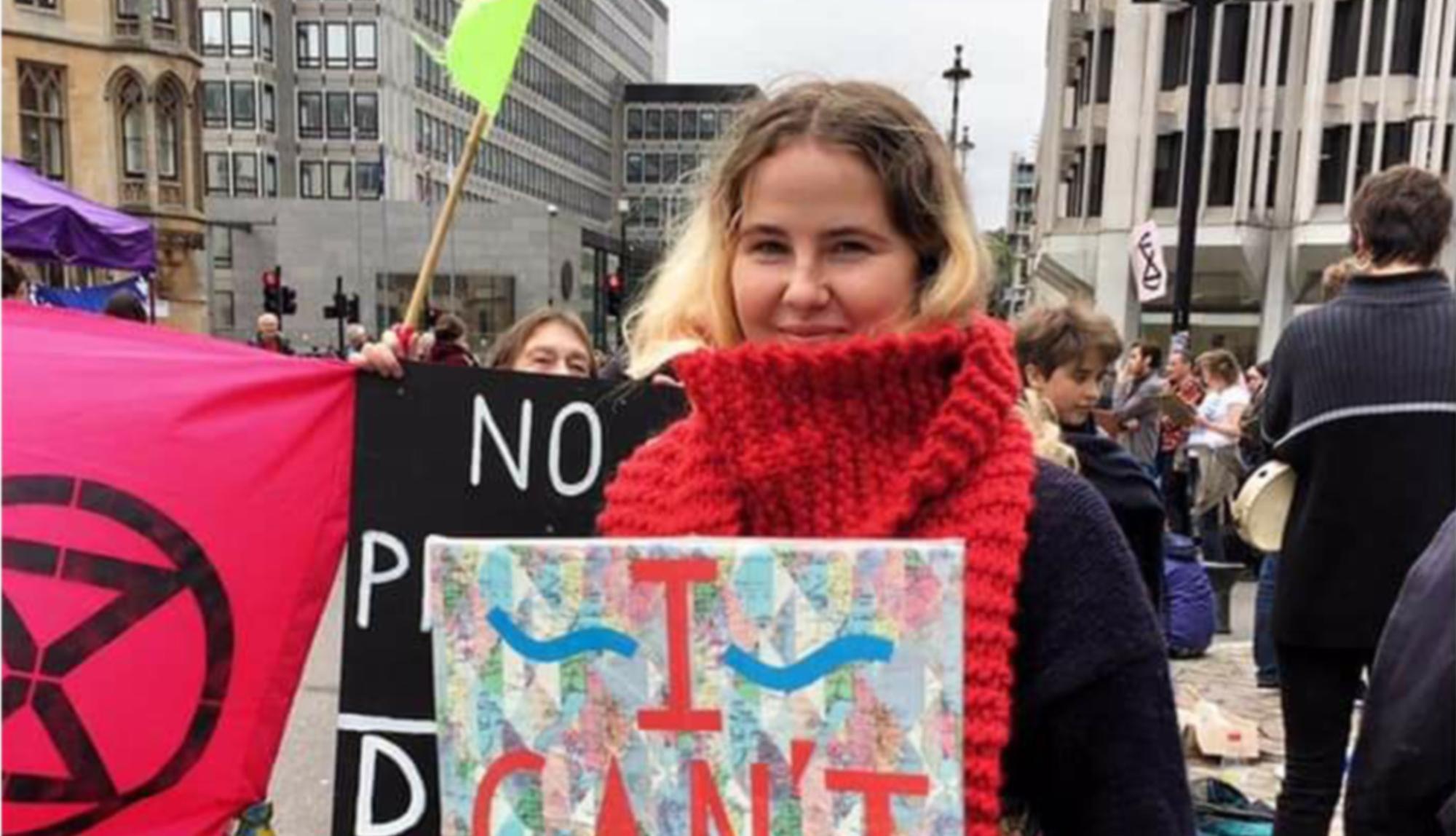 Joven manifestante clima