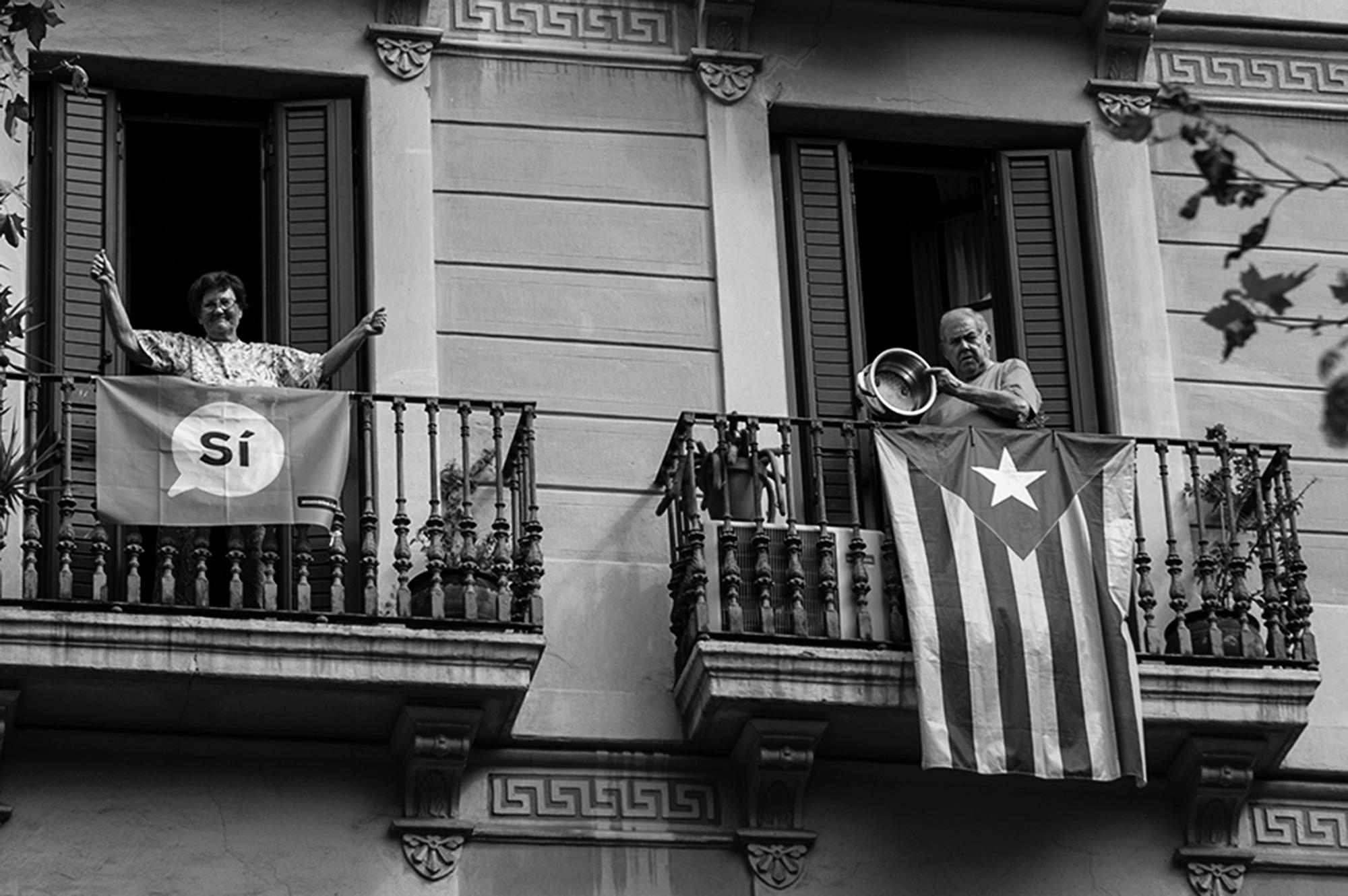 Personas en los balcones de Barcelona, en la huelga del 3 de octubre.