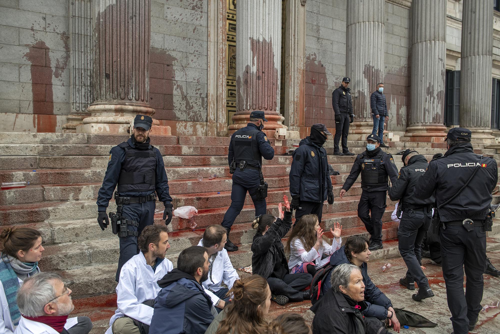 La Rebelión Científica tiñe de rojo el Congreso el 6 de abril de 2022. - 1