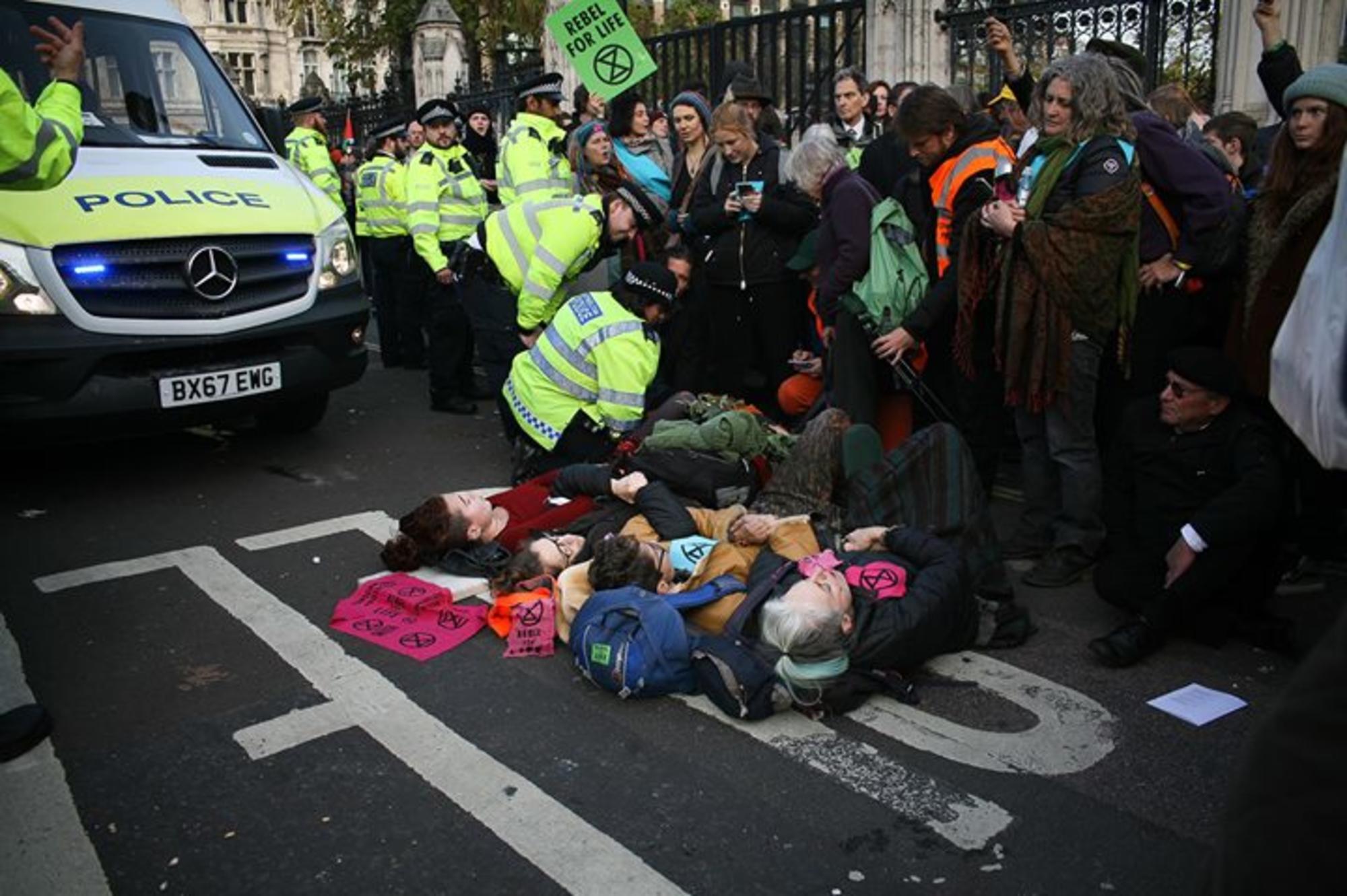 Manifestantes cortan una calle contra el cambio climático. Londres, 17 de noviembre de 2018
