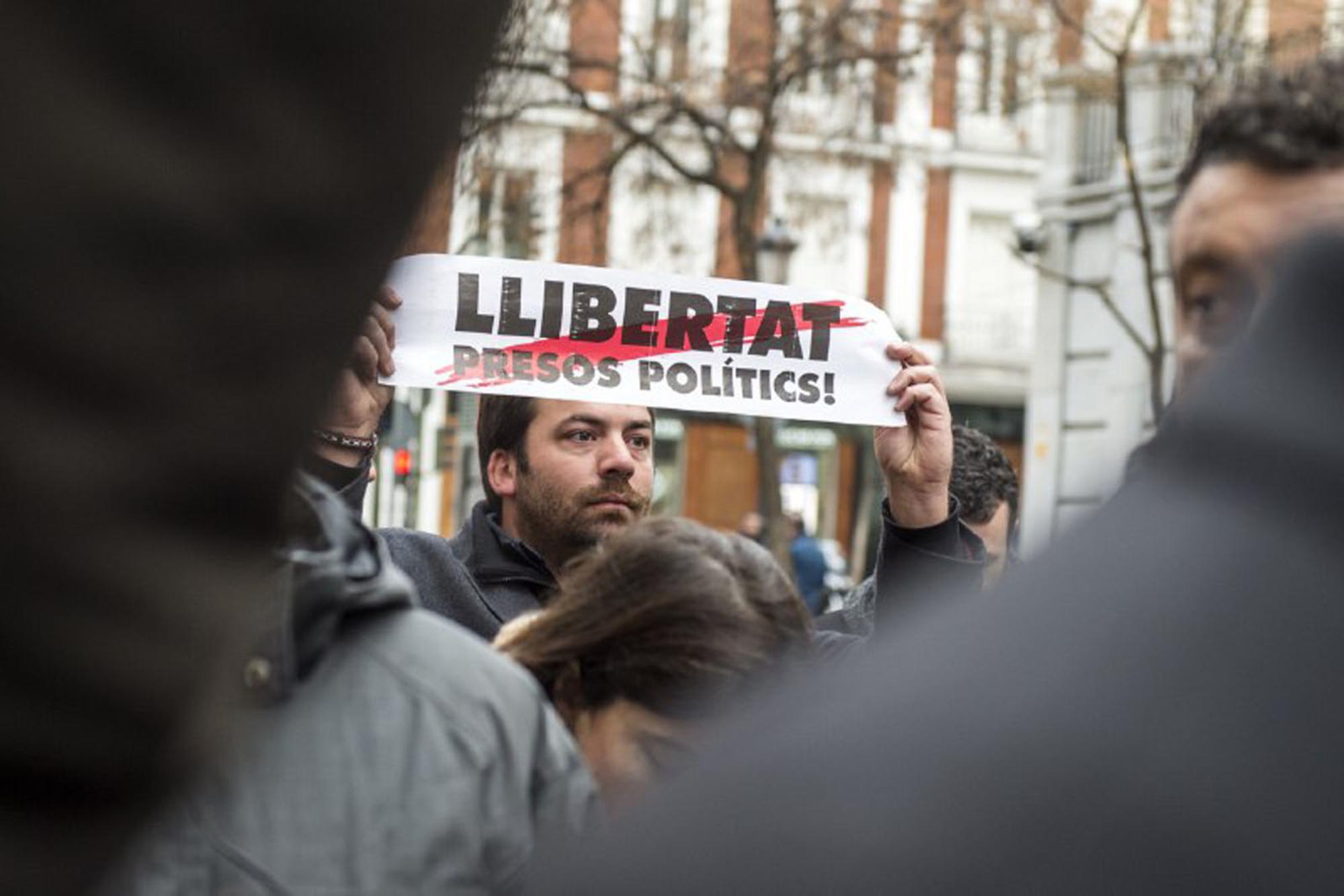 manifestante cartel Junqueras 