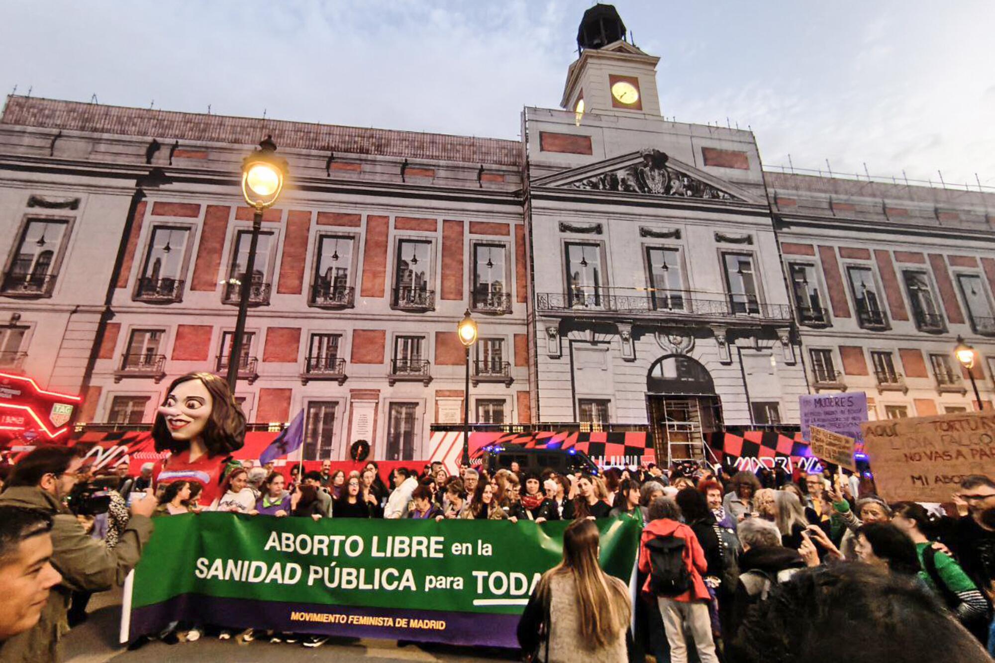 El movimiento feminista, en pie de guerra contra Ayuso: “Nos quedamos a  abortar en la sanidad pública” - El Salto - Edición General