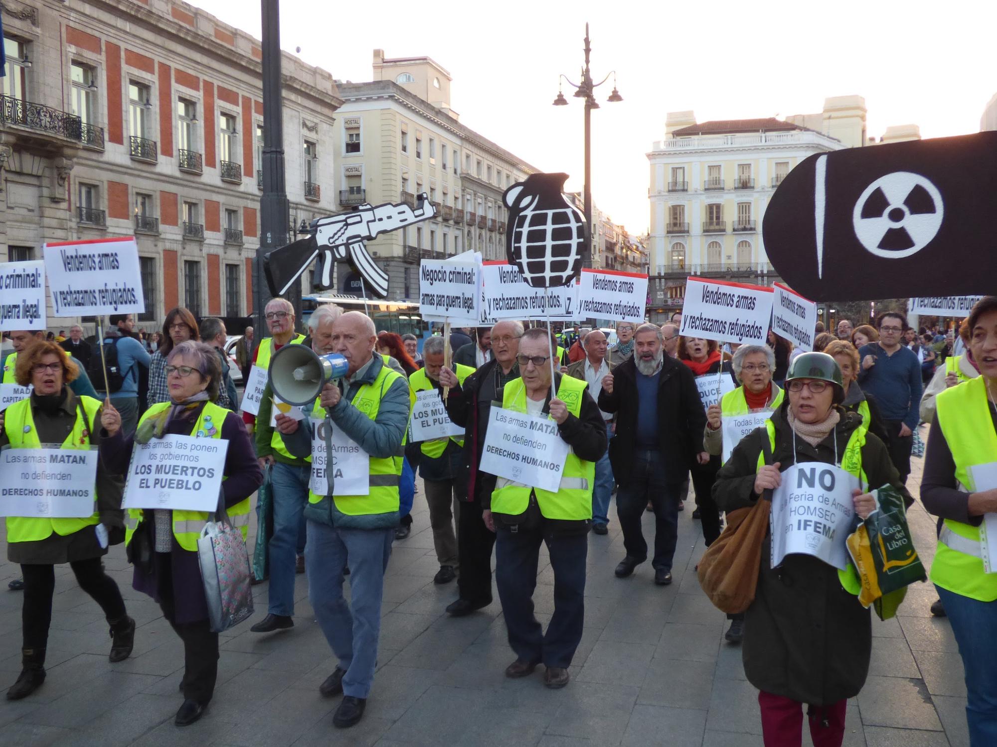 Yayoflautas protestan contra feria armas