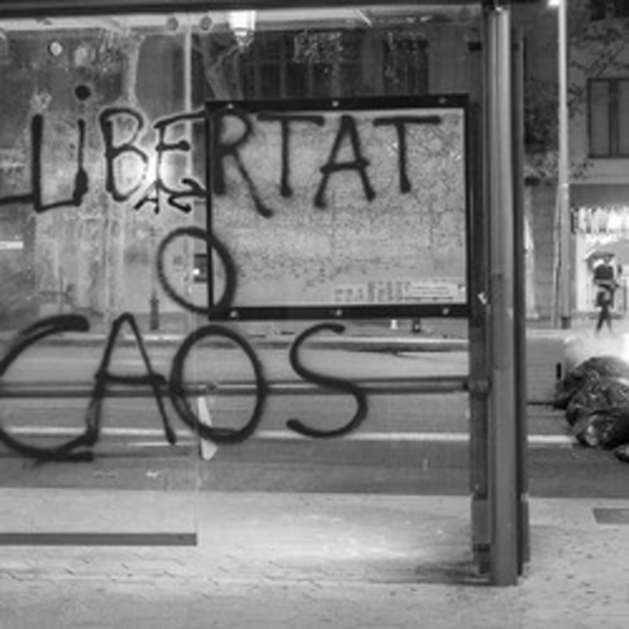 Pintada en una parada de autobús en Barcelona en la noche del 17 de octubre