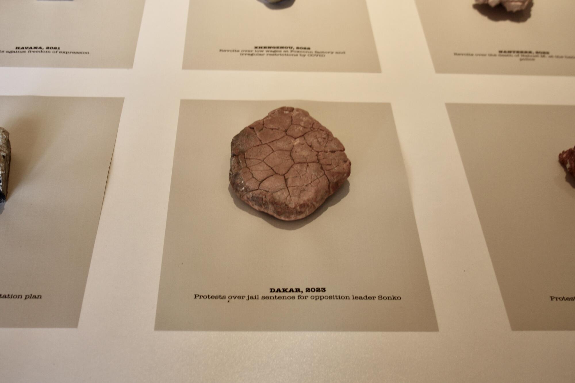 Una de las 40 piedras que Avelino Sala muestra en su obra ‘Museo arqueológico de la revuelta’