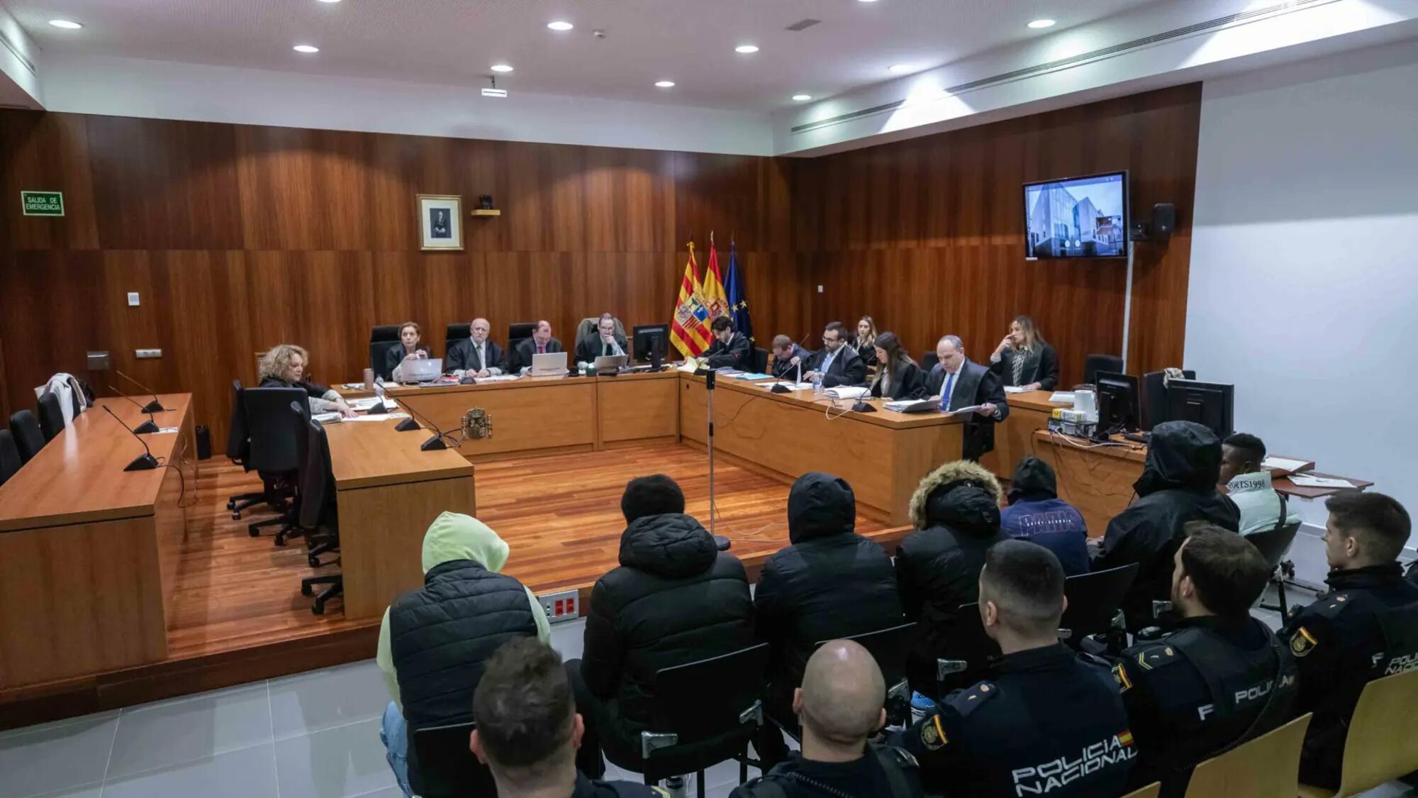 Los acusados de “La Manada de Zaragoza”, sentados en el banquillo de los acusados durante el juicio. Fuente: Heraldo de Aragón.