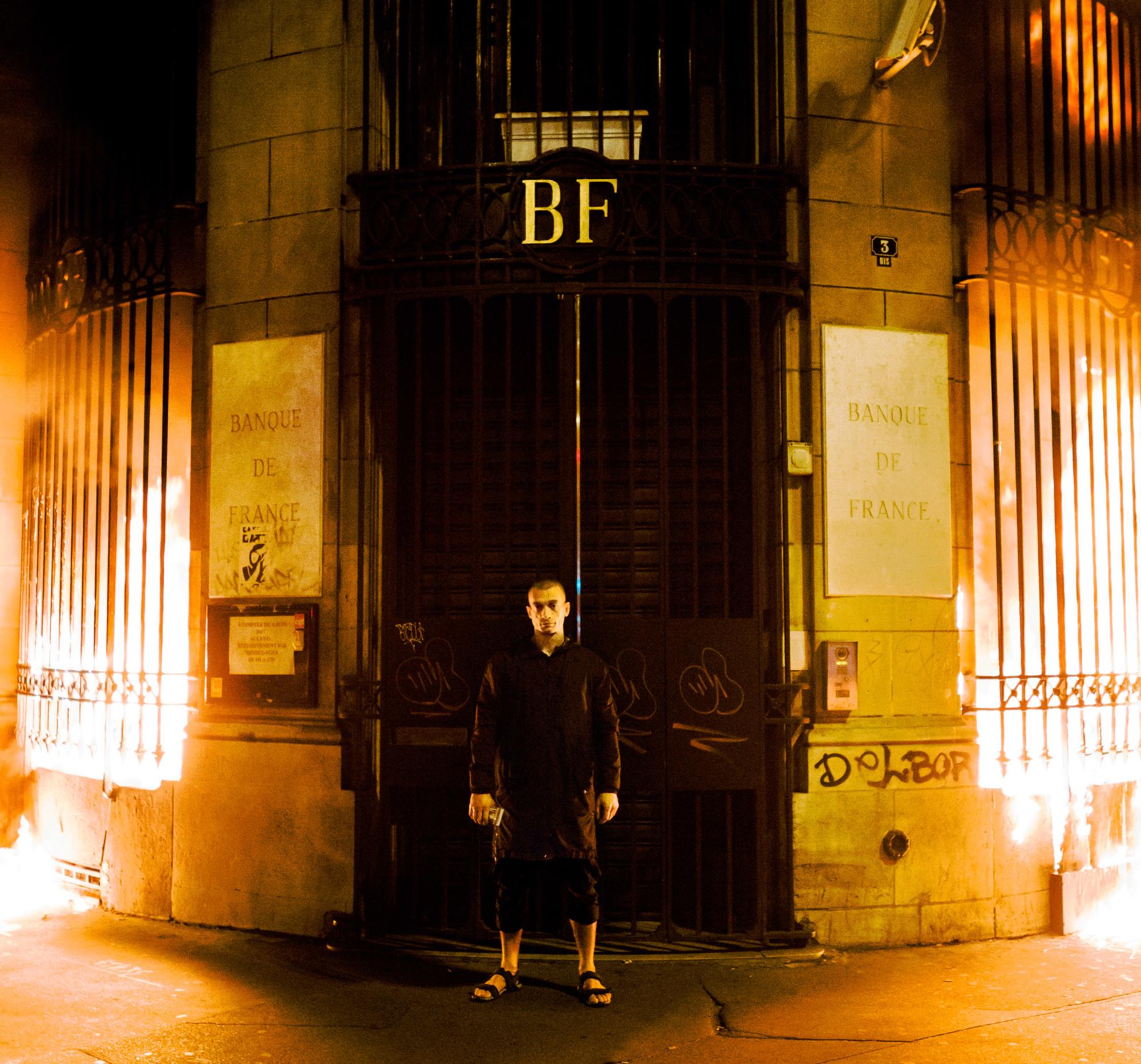 Piotr Pavlenski, en su acción artística en la que quemó la fachada de una sucursal del Banco de Francia