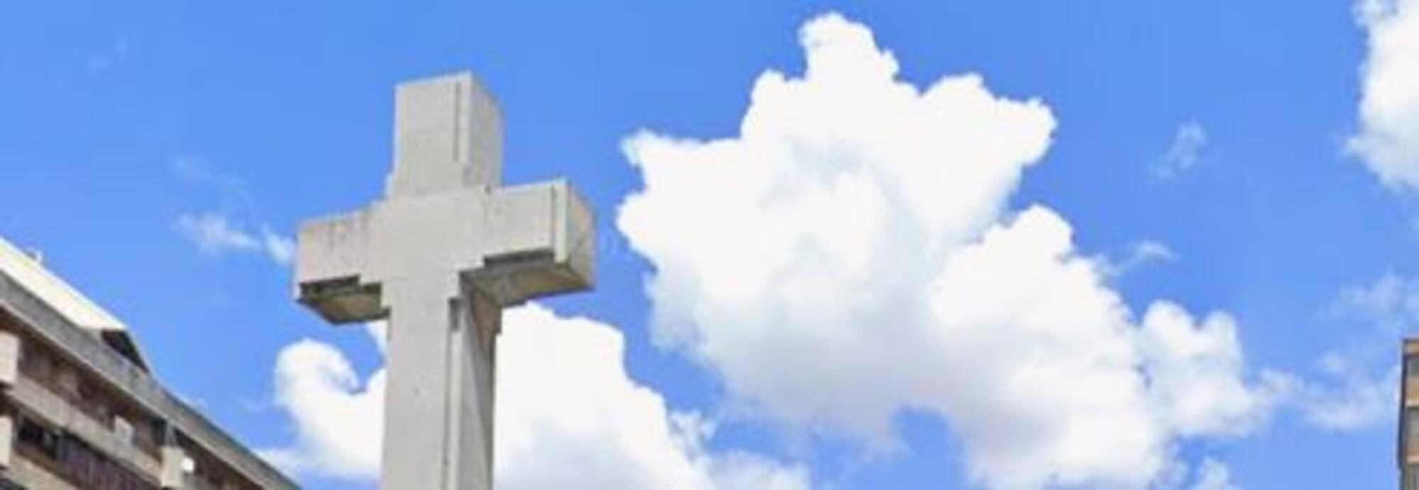 Cruz de los caídos con nuvbes Cáceres
