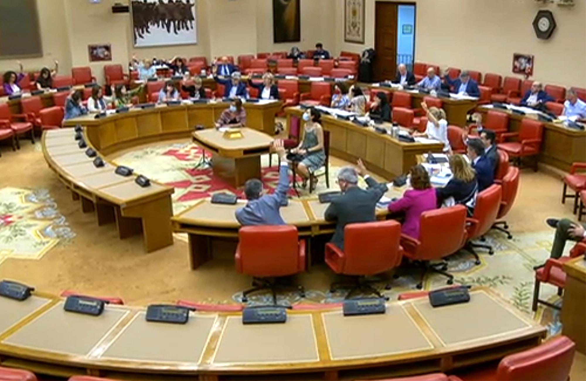 Manos alzadas en la Comisión de Trabajo, Inclusión, Seguridad Social y Migraciones, el 2 de junio de 2022.