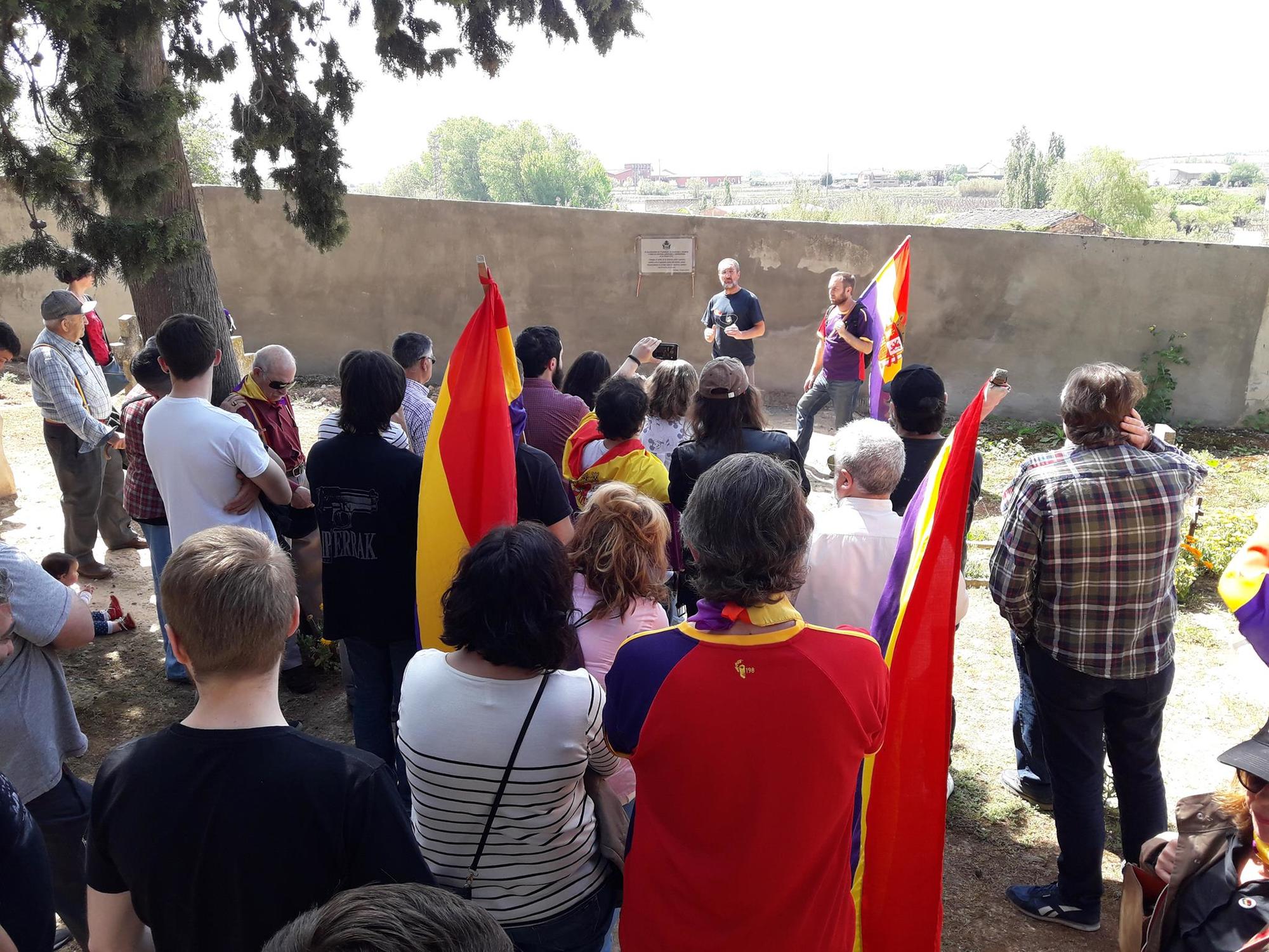 Placa de Memoria Histórica en el cementerio de Fuenmayor (La Rioja)