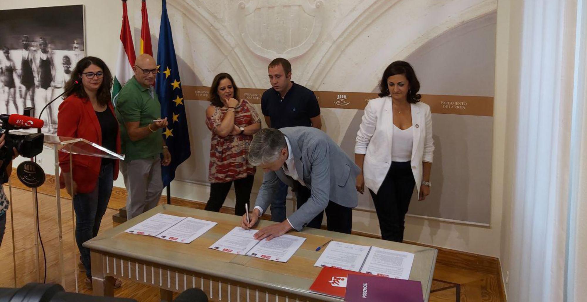 Concha Andreu, firma del acuerdo de gobierno en La Rioja