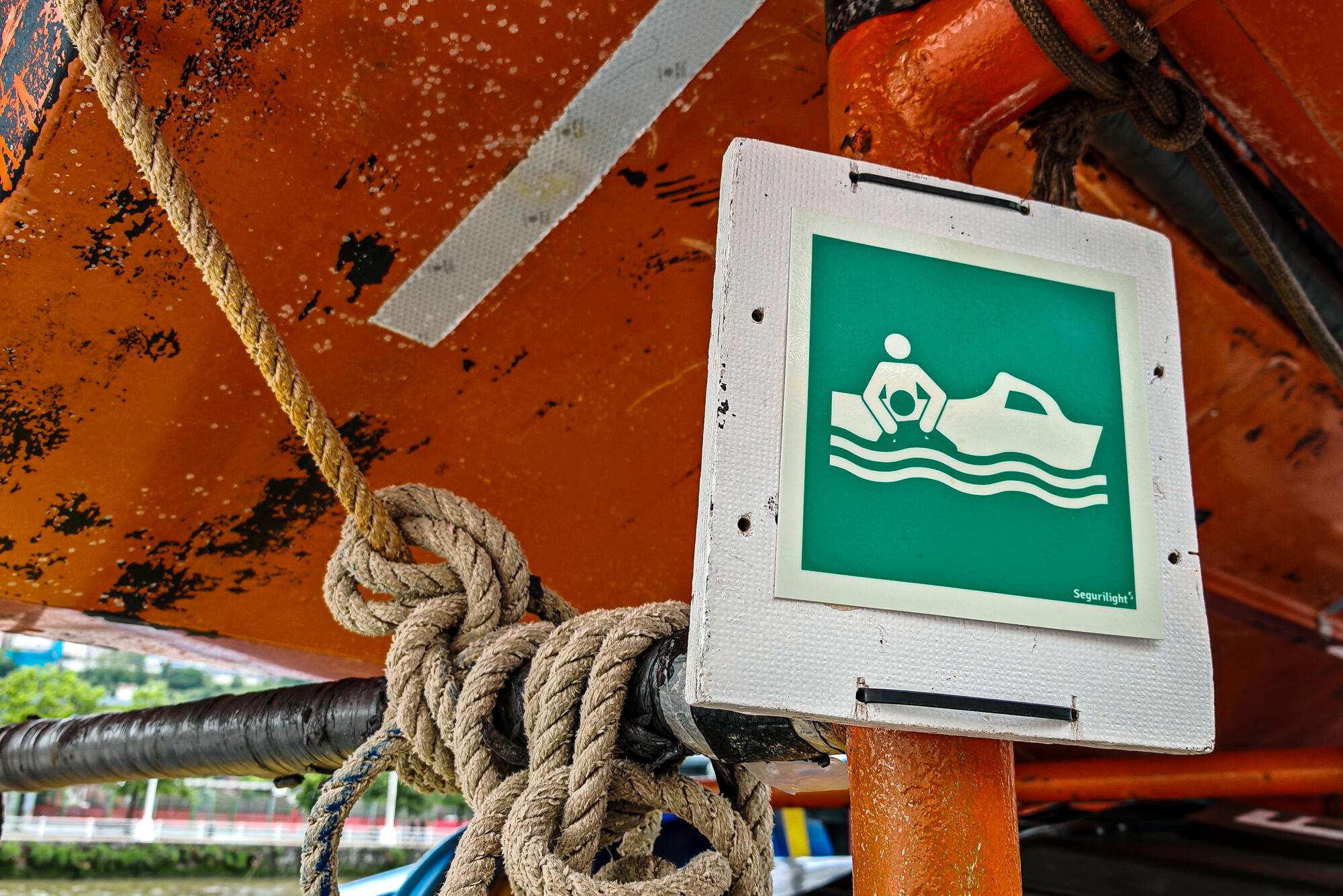 Señalética del Aita Mari para dar asilo a personas refugiadas en alta mar