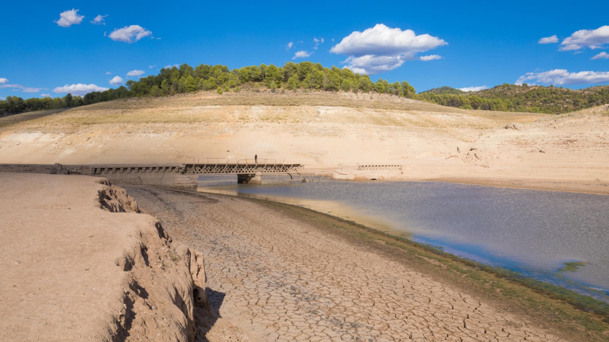 Sequía foto embalse sin agua