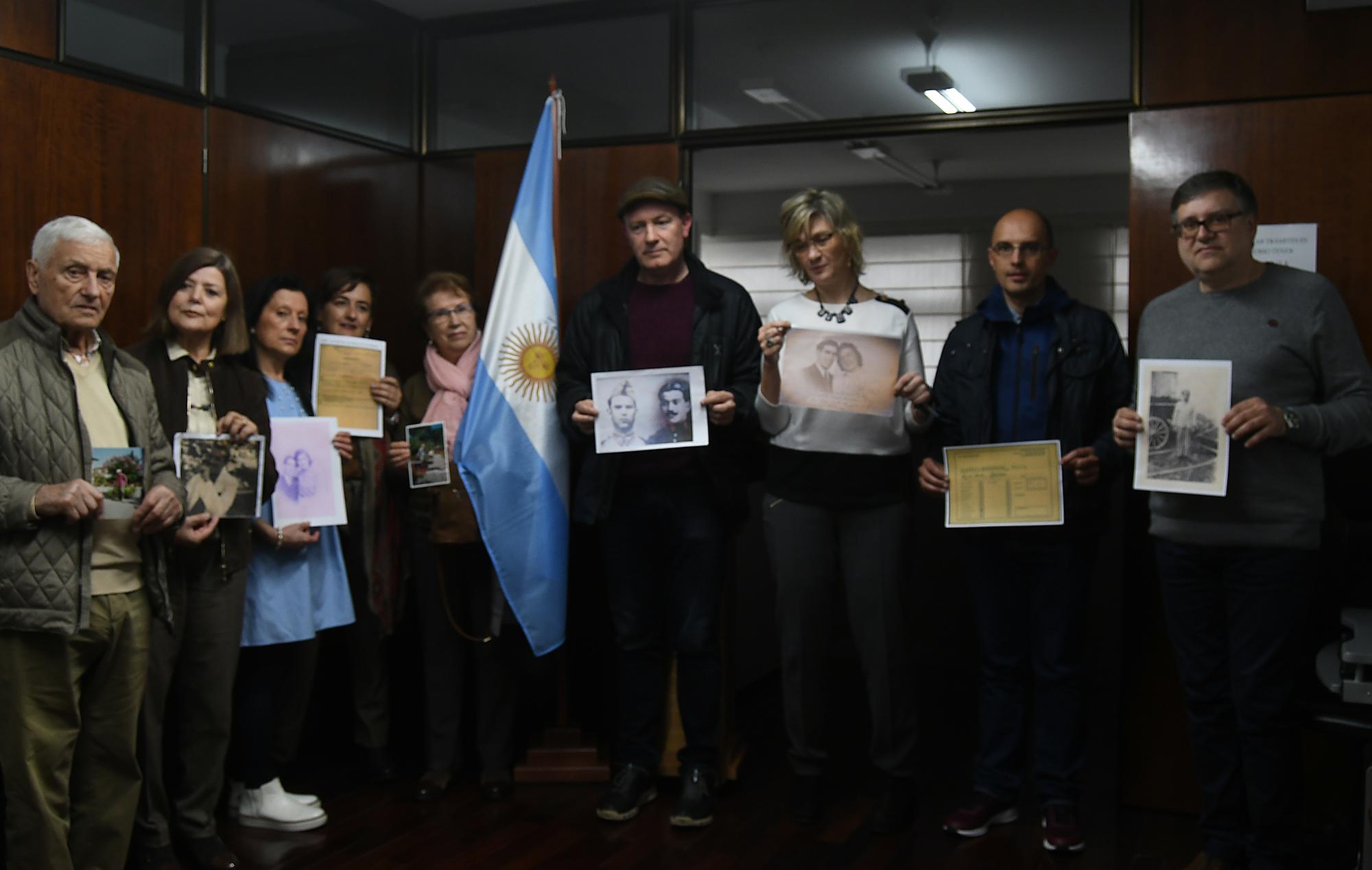 Acto en Vigo na embaixada Arxentina para denunciar a complicidade de Franco co holocausto nazi.