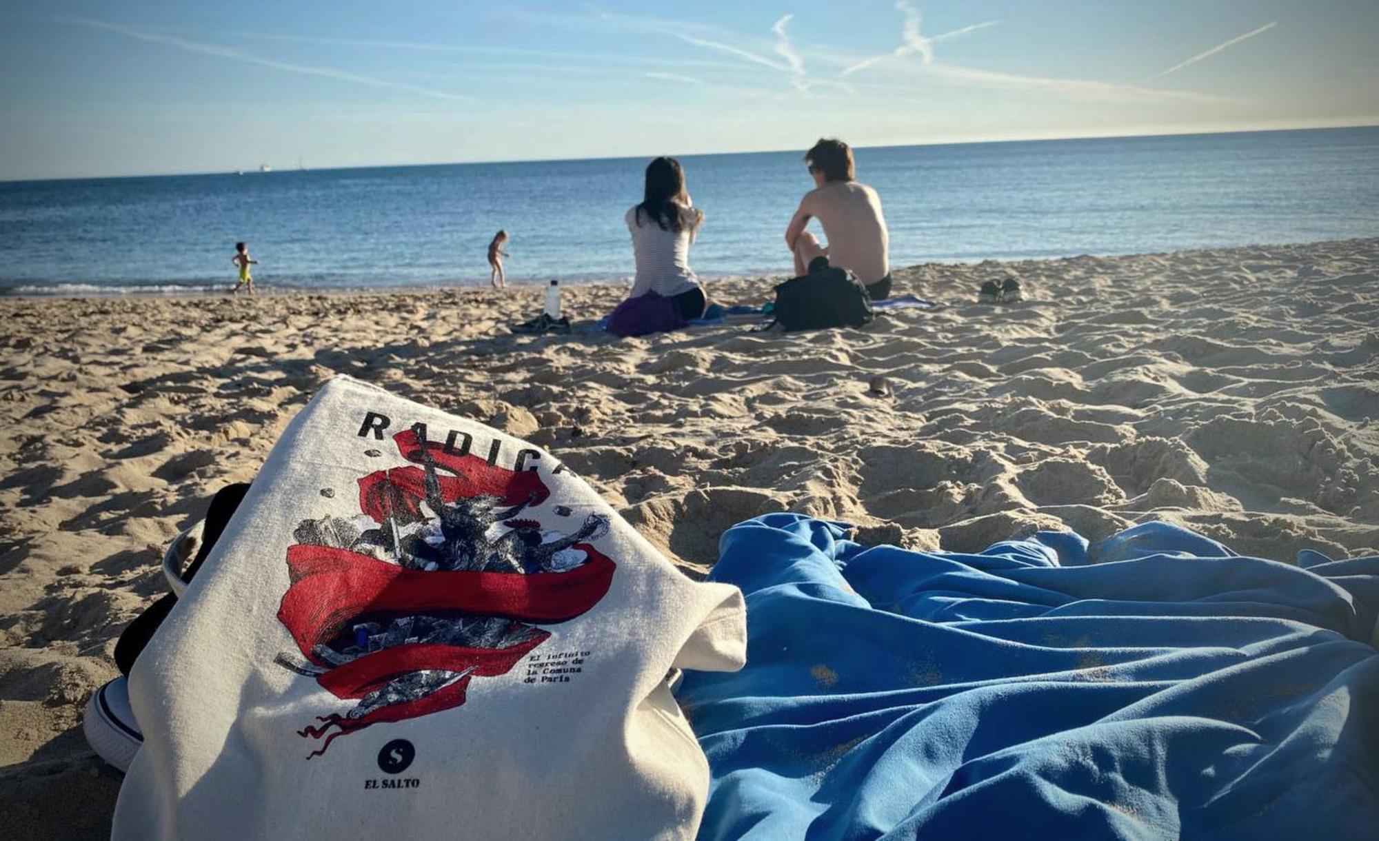 Una bolsa de El Salto en la playa.