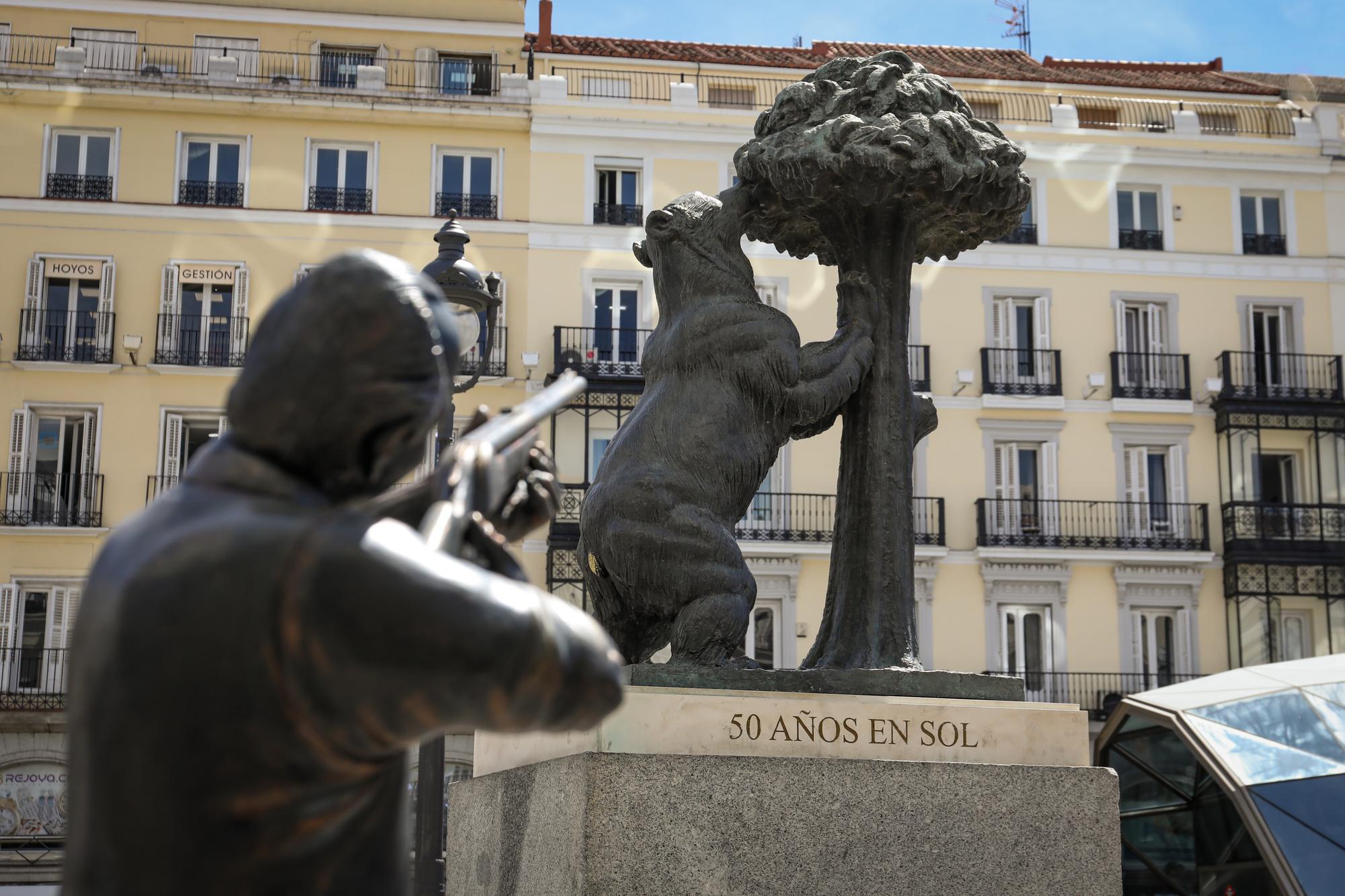 Estatua rey Juan Carlos disparando