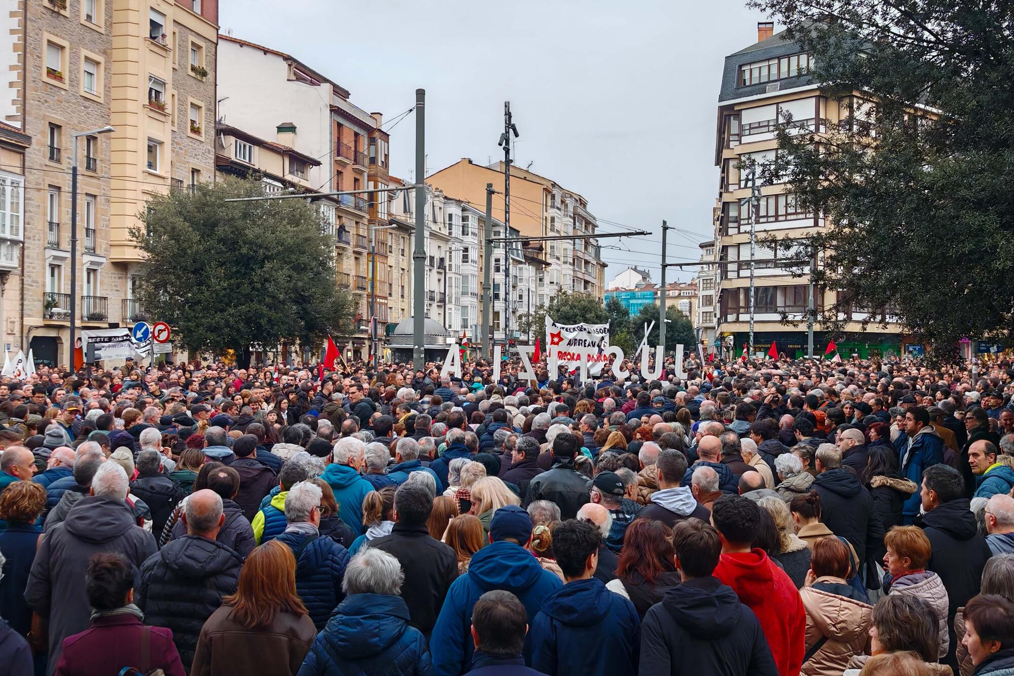 Miles de personas han llenado las calles de Gasteiz