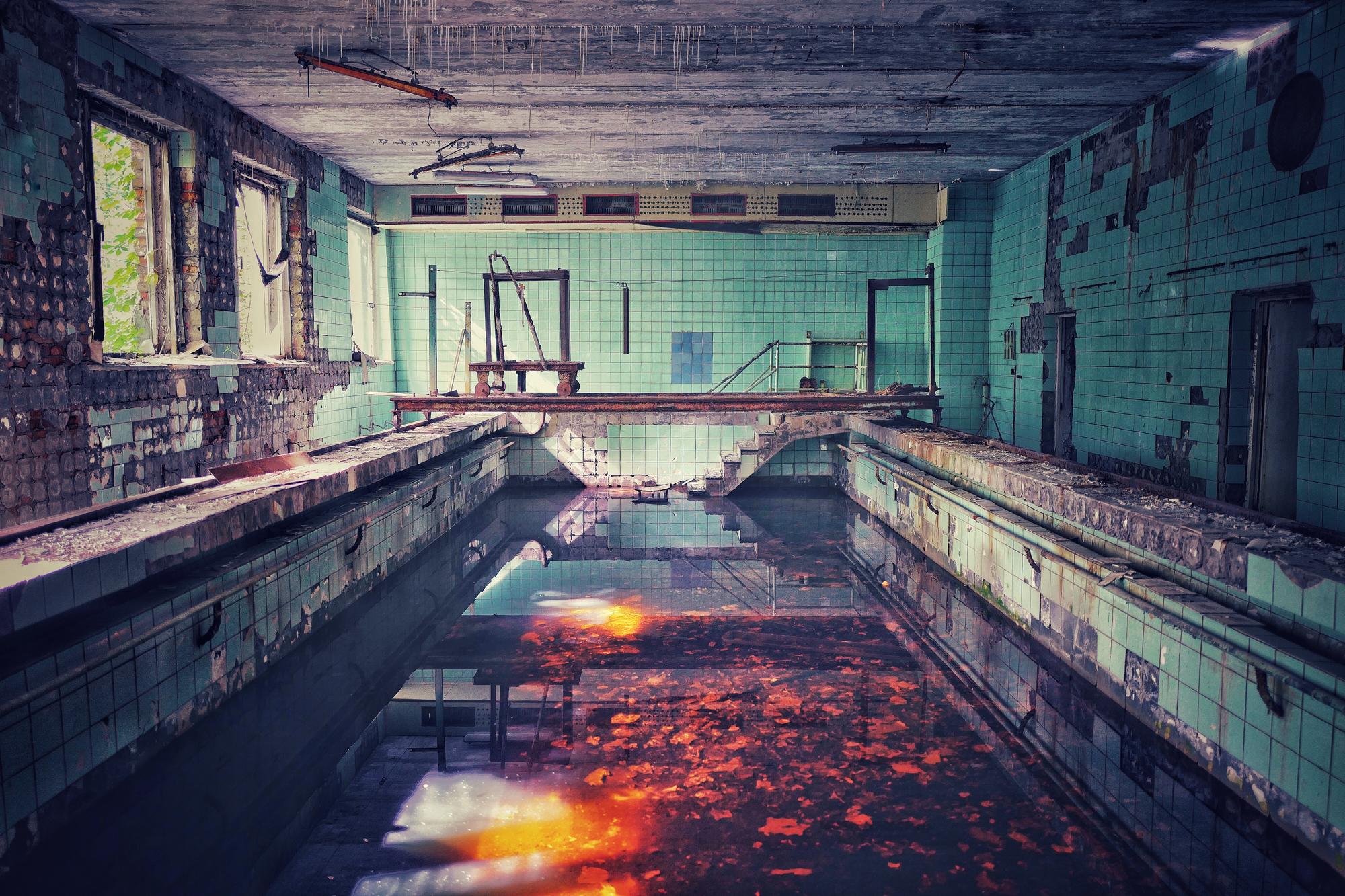 Piscina abandonada en la Zona de Exclusión de Chernóbil. Imagen del documental 'Stalking Chernobyl'.