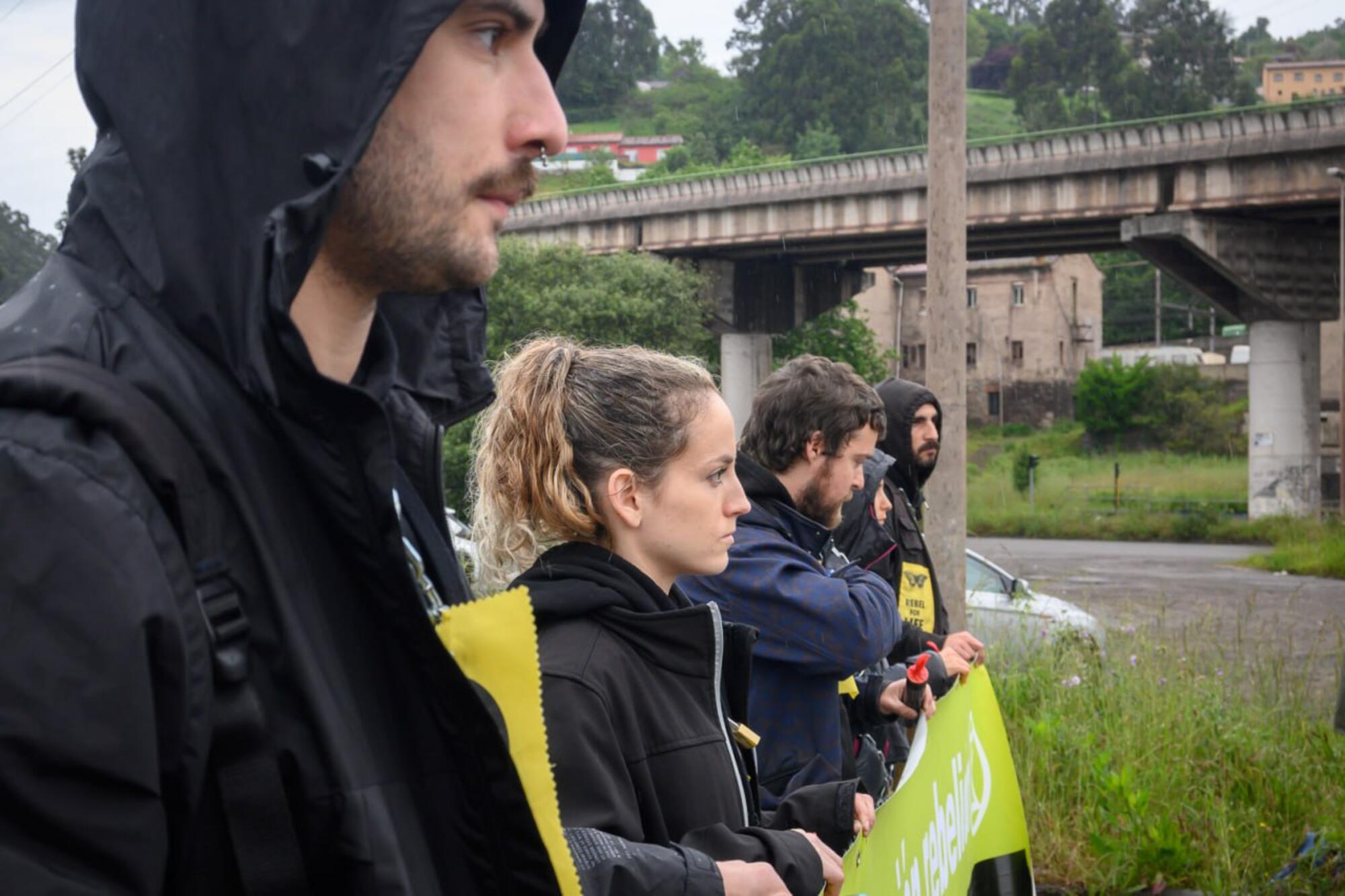 Cinco activistas de XR cortaron el acceso a la fábrica de Acelor-Mittal en Gijón.