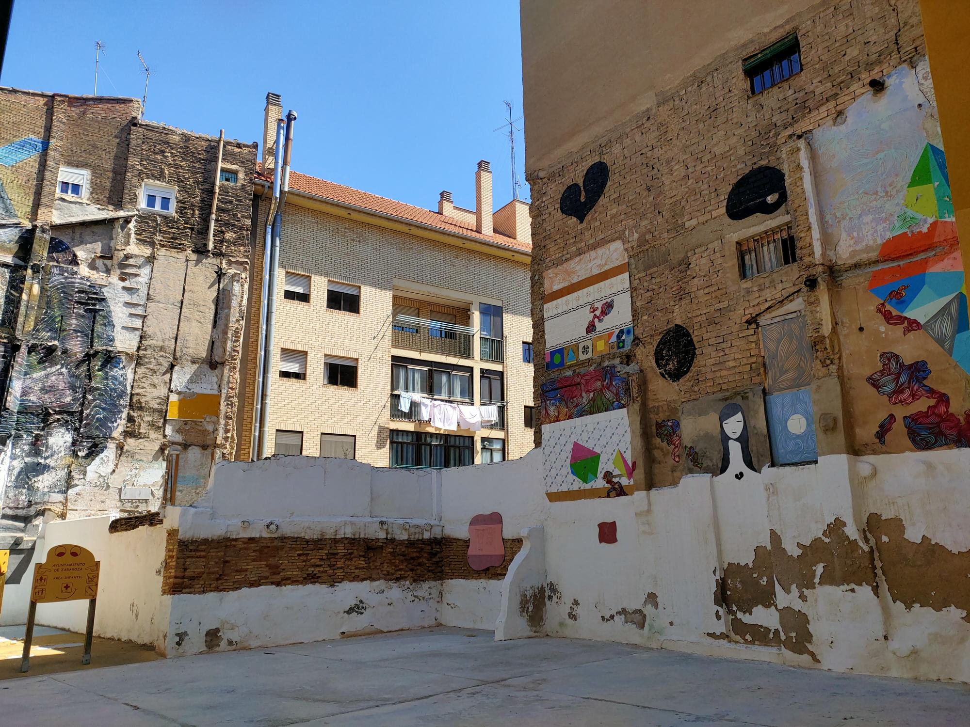 Espacio ‘Estonoesunsolar’ en la Calle Mayoral, donde se refleja la diversidad cultural de El Gancho.